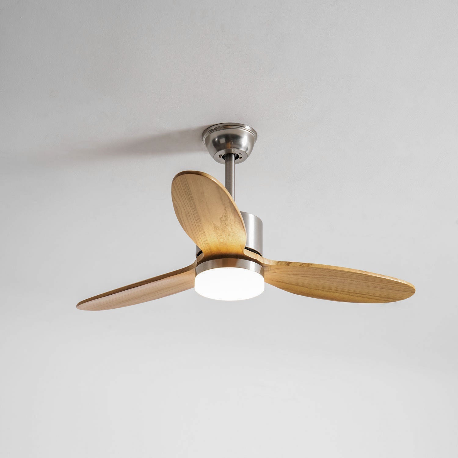 Ventilador de Techo con Luz HushGlow con opción de acabado de cuerpo en Color Madera.
