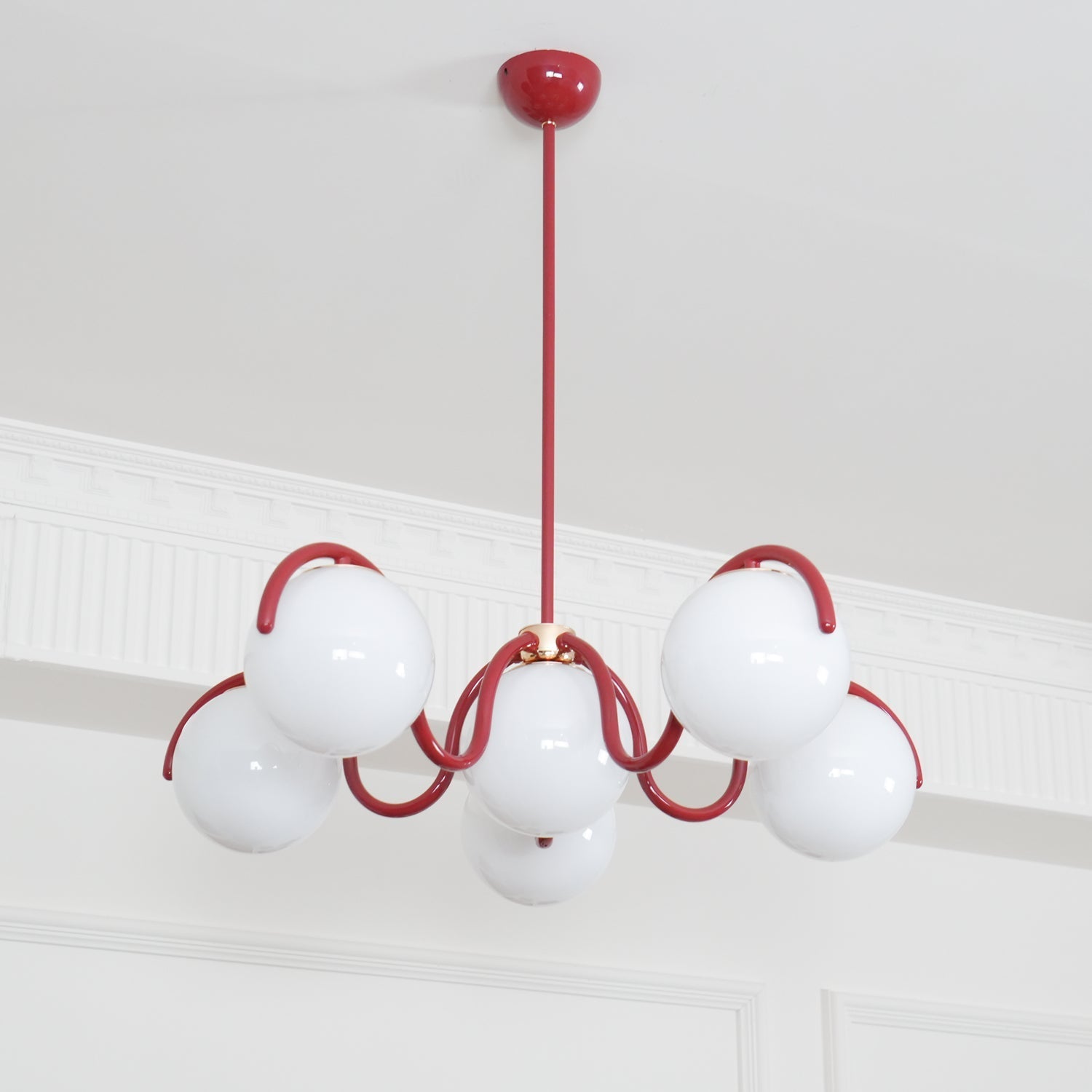 Aria Lámpara de Araña Lineal Curva Roja y Plateada