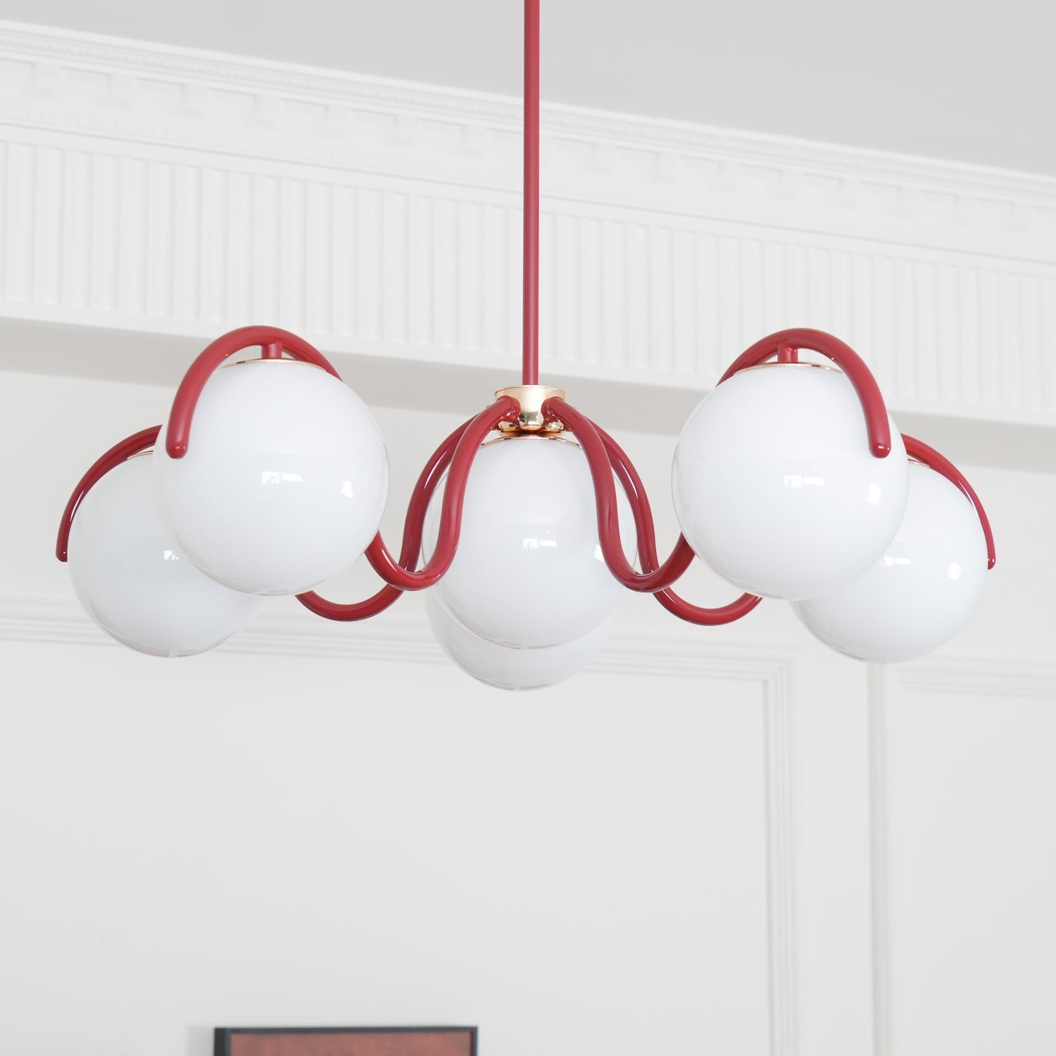 Aria Lámpara de Araña Lineal Curva Roja y Plateada