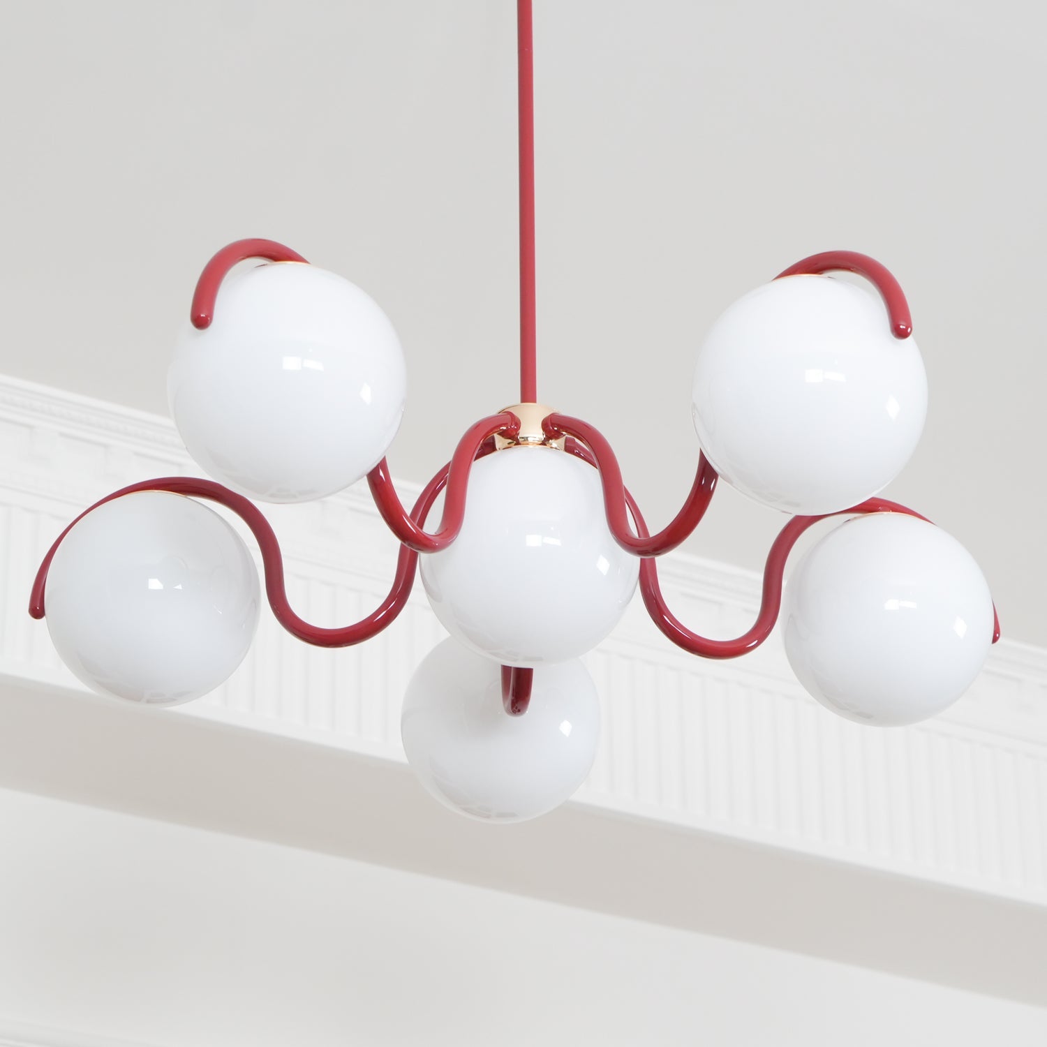 Aria Lámpara de Araña Lineal Curva Roja y Plateada