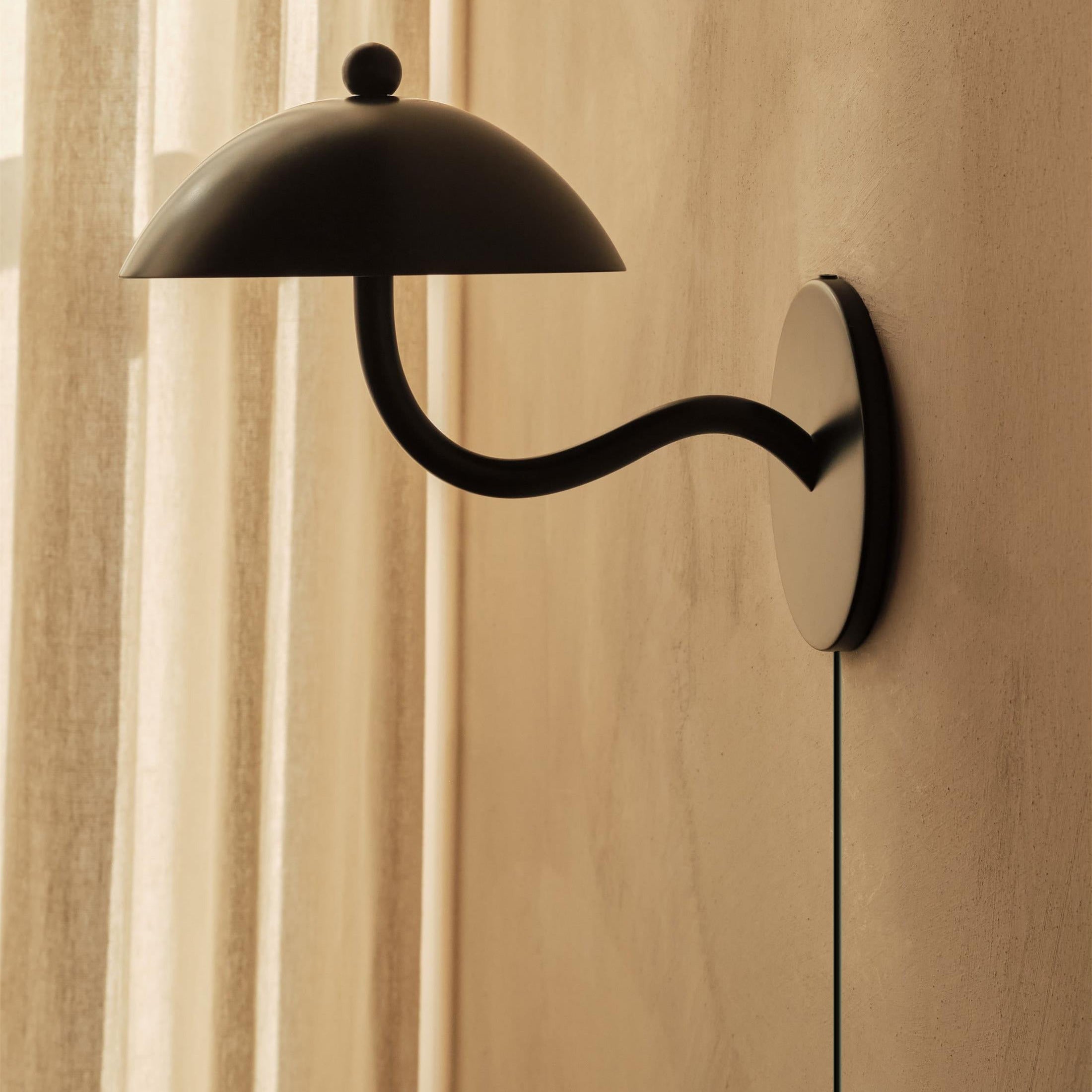 Aria Lámpara de Pared con Brazo Curvado Negro Con Enchufe