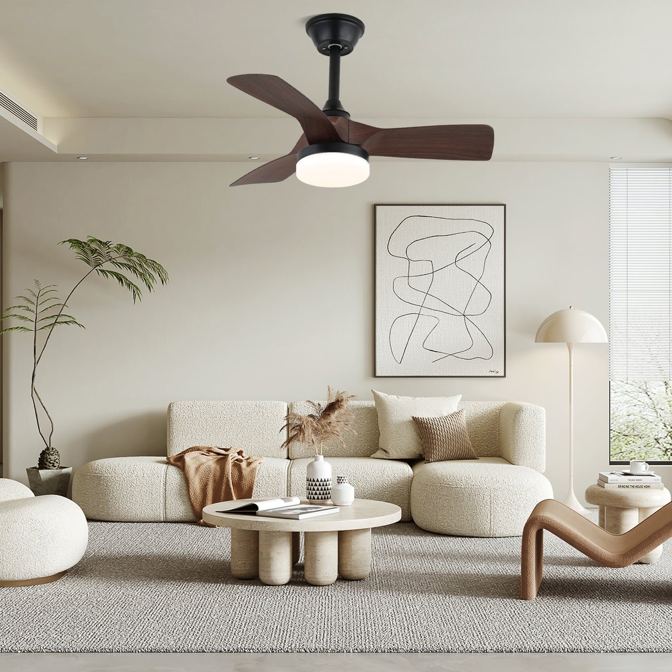 Primer plano del ventilador de techo Orlen con luz, mostrando aspas de madera y LED integrado