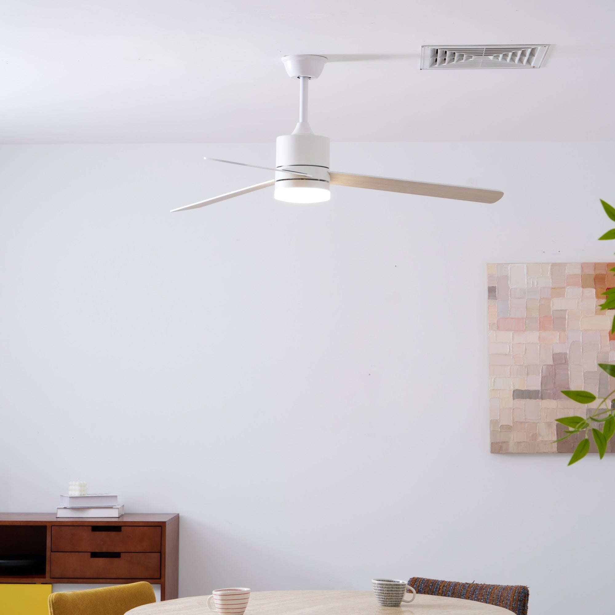 Detalle de la construcción de la estructura metálica de la lámpara ventilador.