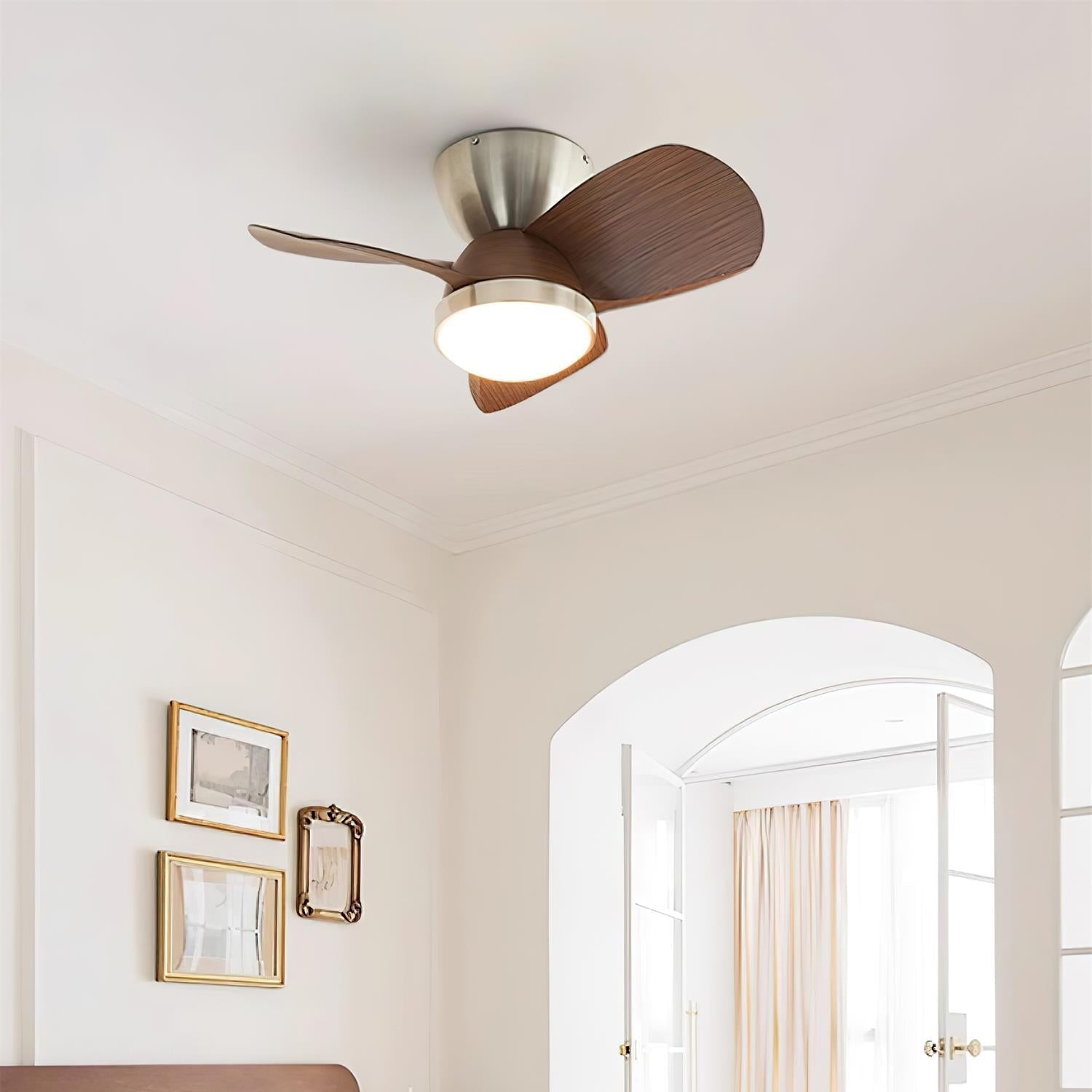 Ventilador de techo Ventra con luz en acabado gris oscuro