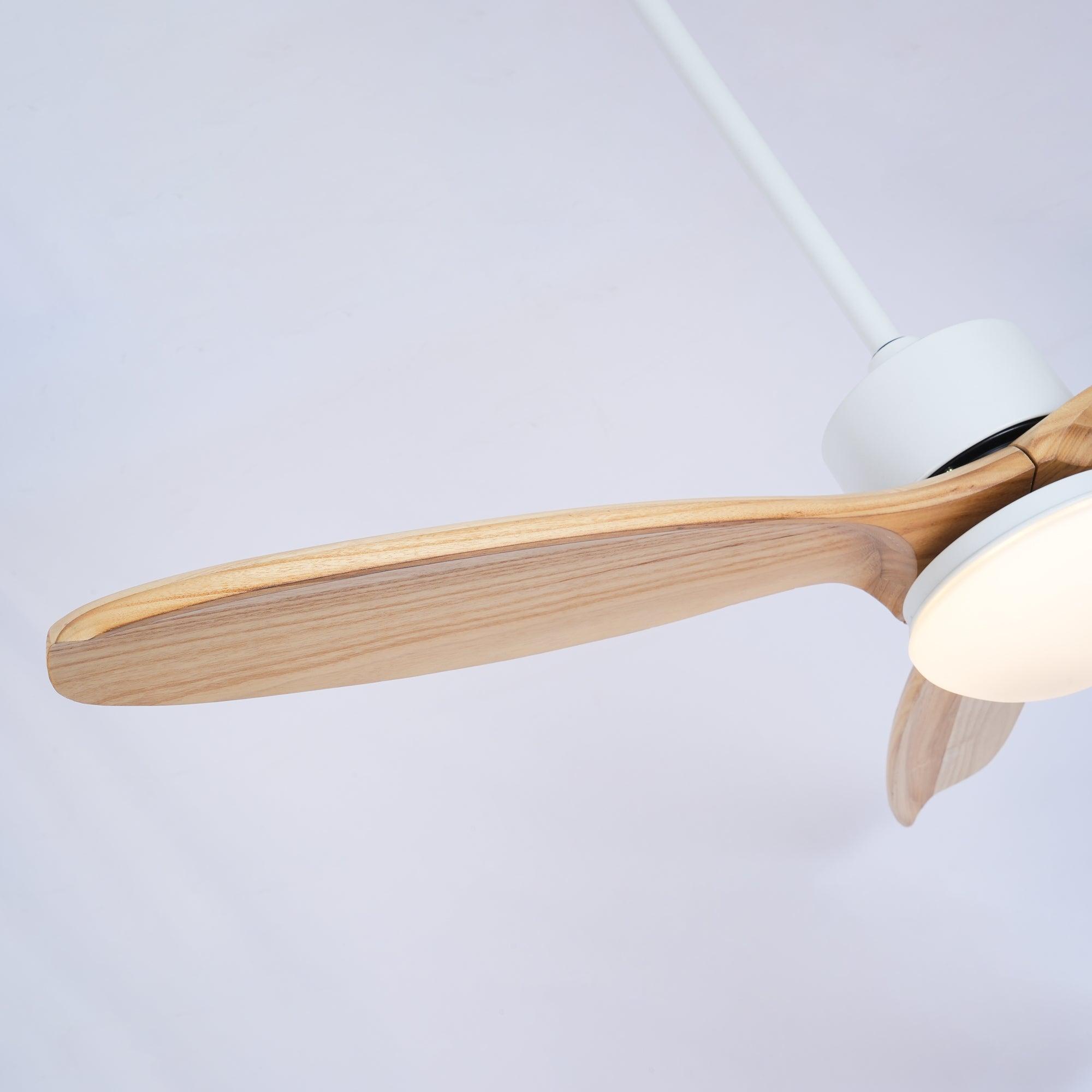 Ventilador con luz Brivel en un ambiente de dormitorio.
