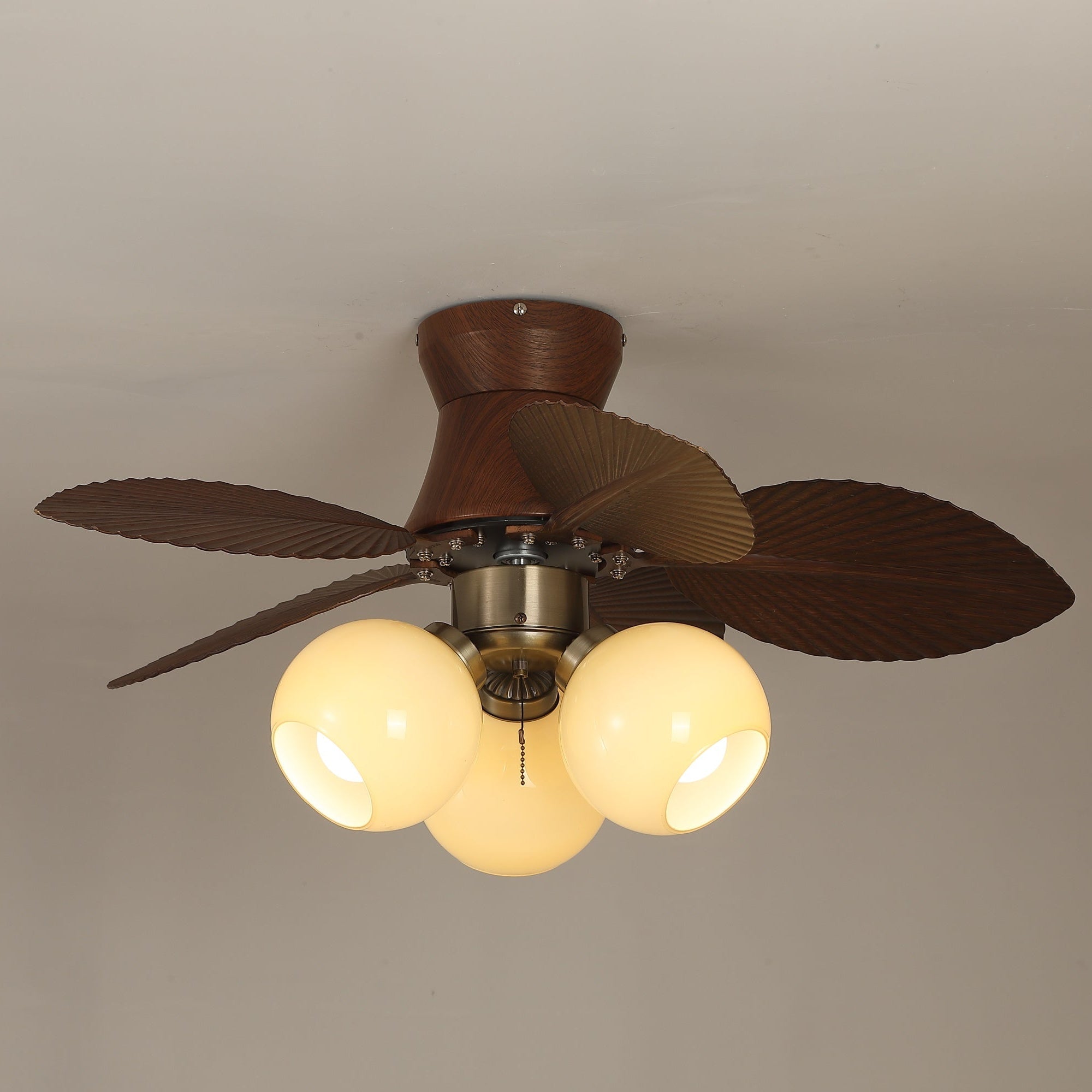 Ventilador de Techo con Luz Walden Roble con aspas extendidas, vista en ángulo