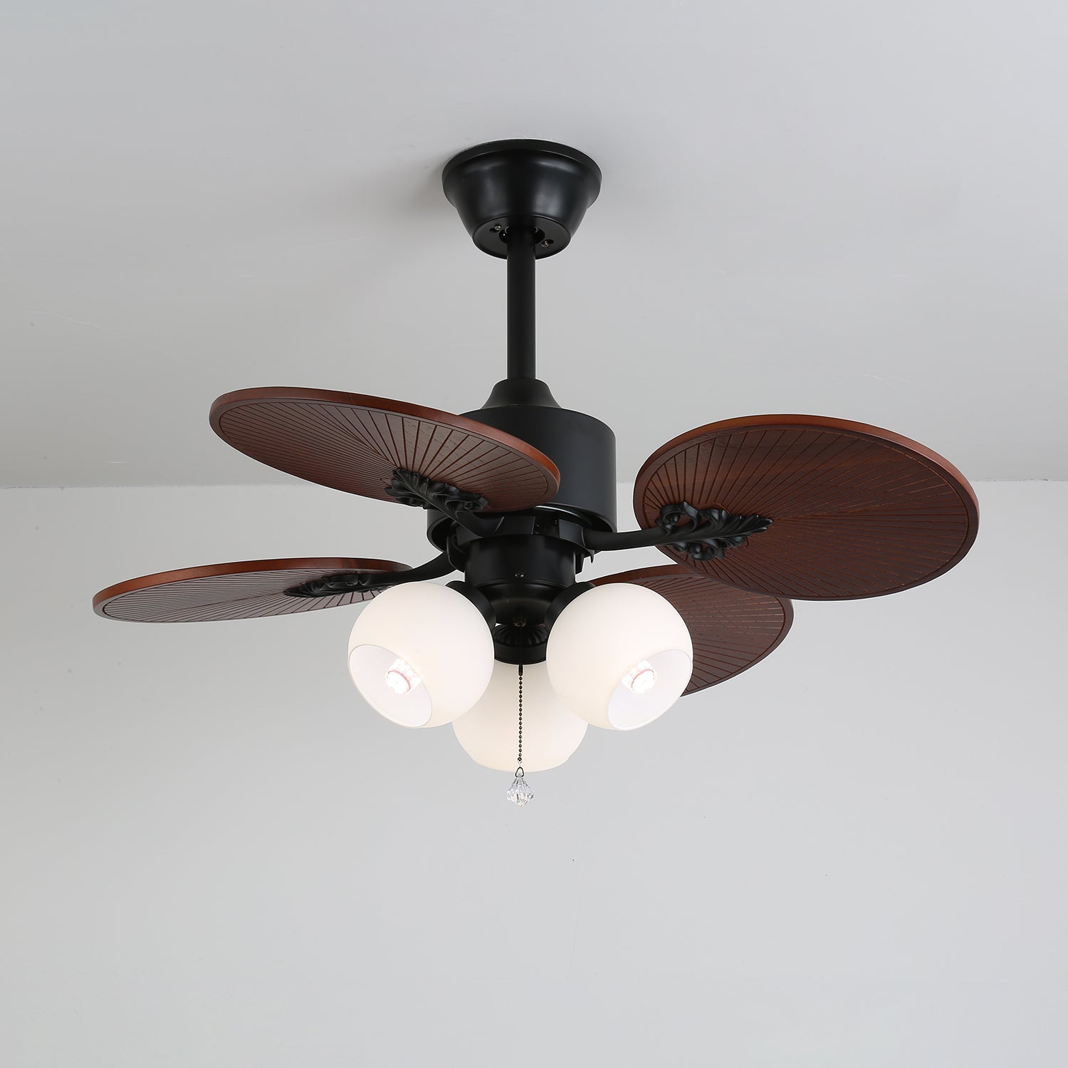 Foto de estilo de vida del ventilador con luz Solara complementando la decoración tropical.