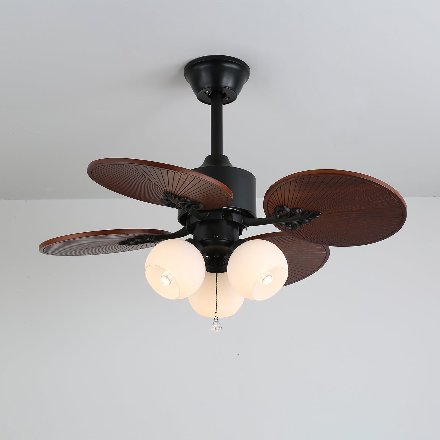 Ventilador con luz Solara en un entorno comercial interior, como una cafetería.