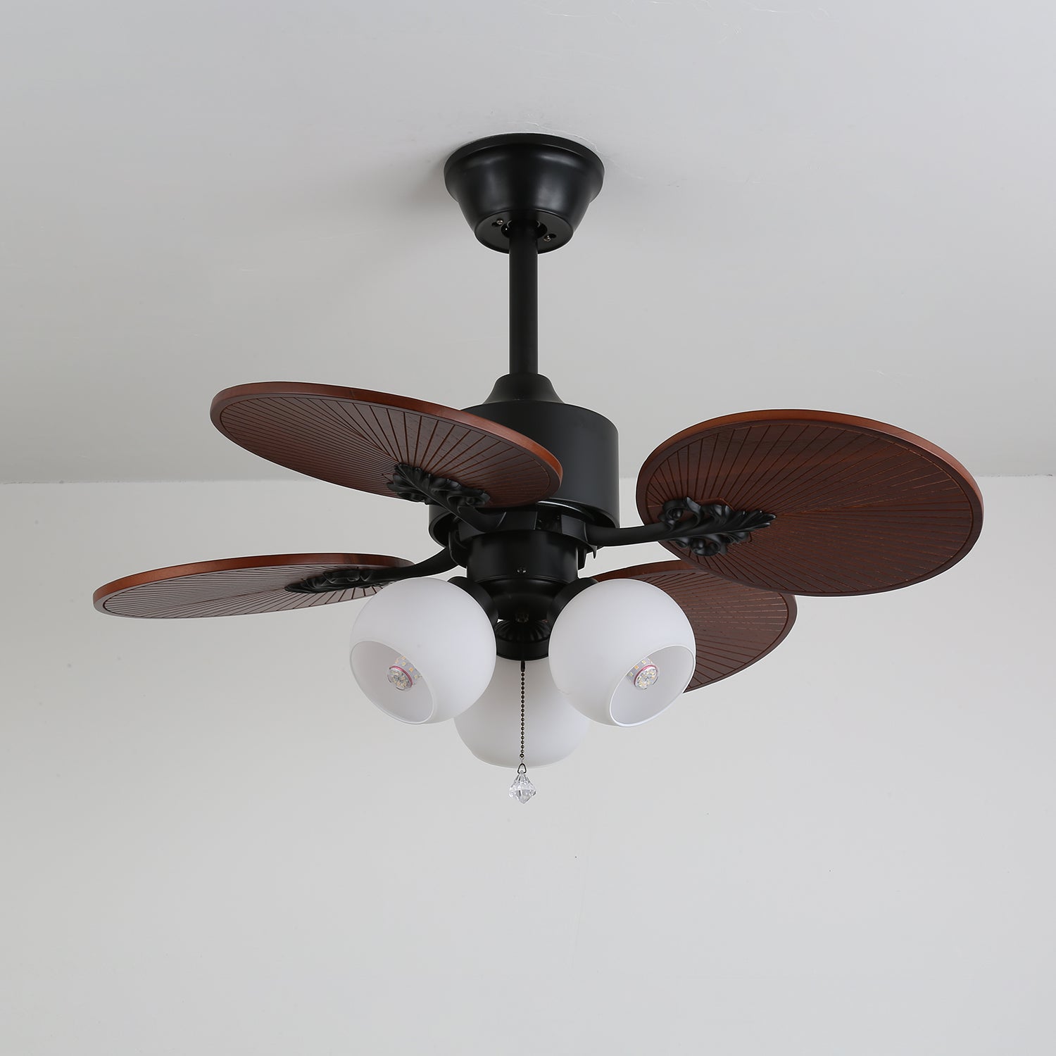 Ventilador de Techo con Luz Solara Tropical con todos los componentes dispuestos.
