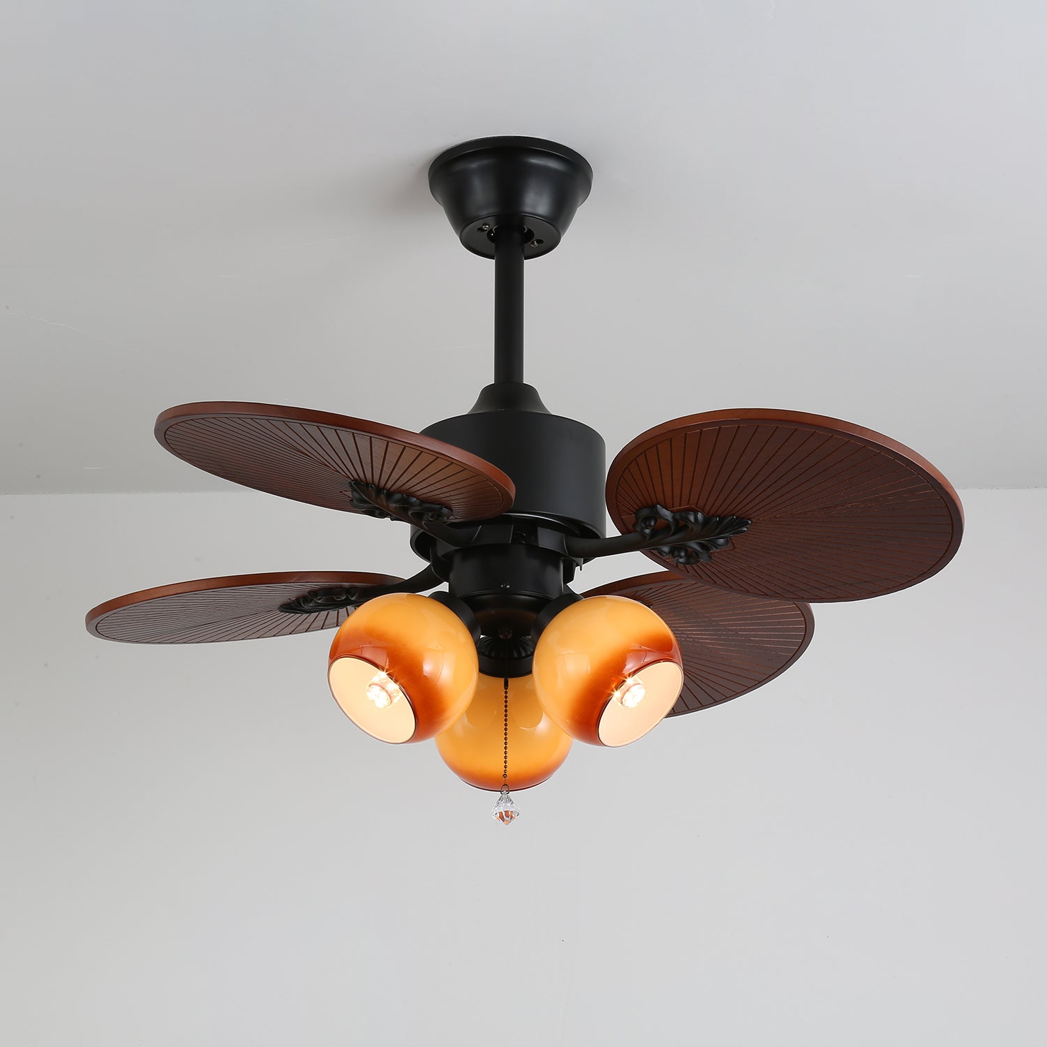 Ventilador con luz Solara mostrando su instalación de conexión fija.