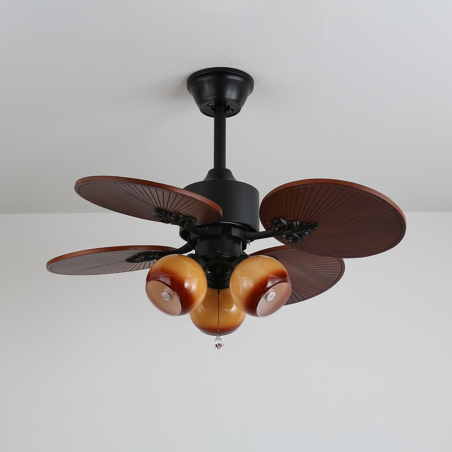 Ventilador con luz Solara en un comedor, proporcionando luz y aire.