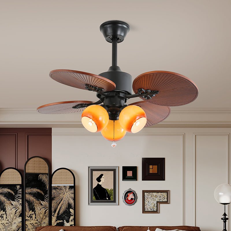 Ventilador de Techo con Luz Solara Tropical en un ambiente de sala de estar moderno.