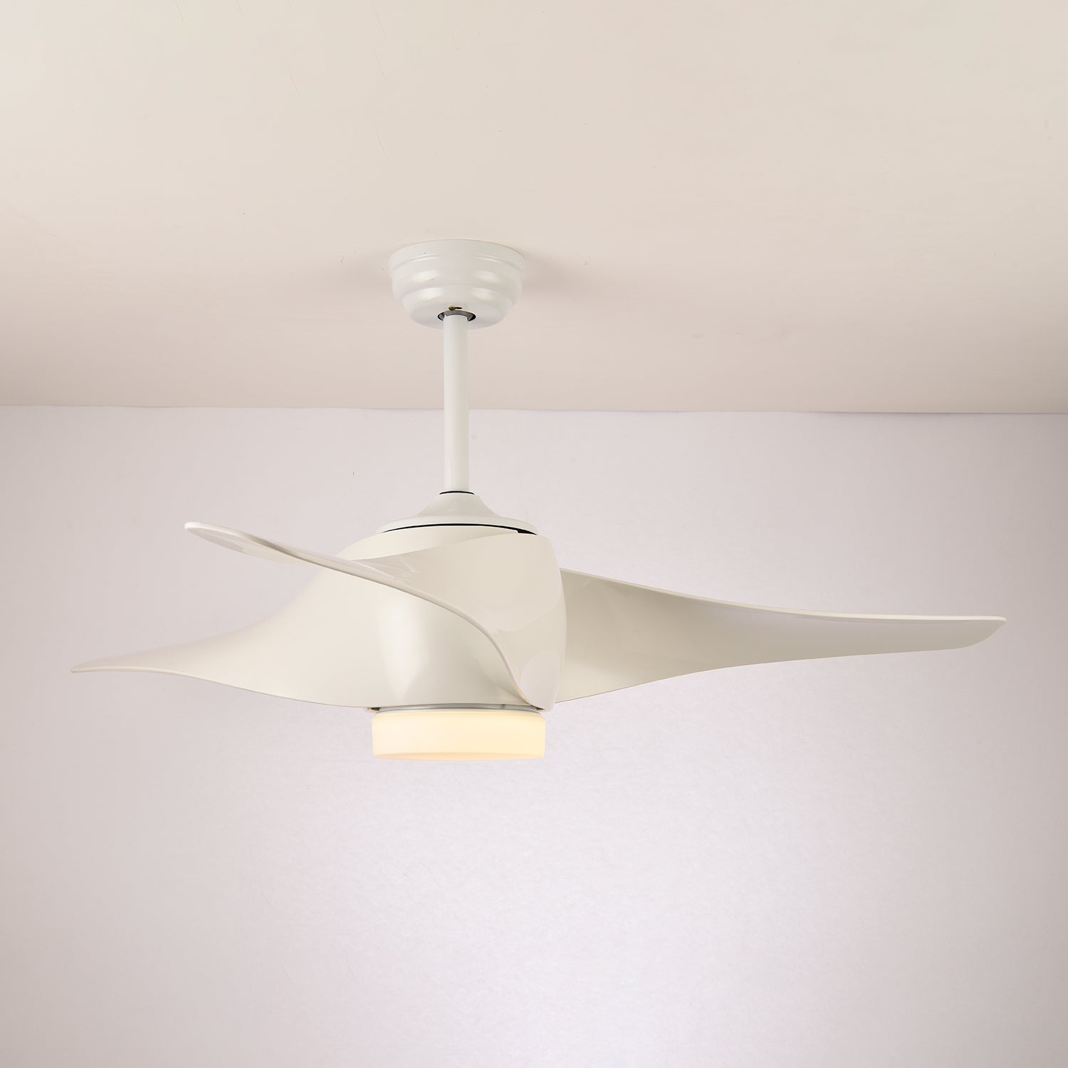 Ventilador de Techo con Luz AeroGlow en acabado Café, primer plano de la luz