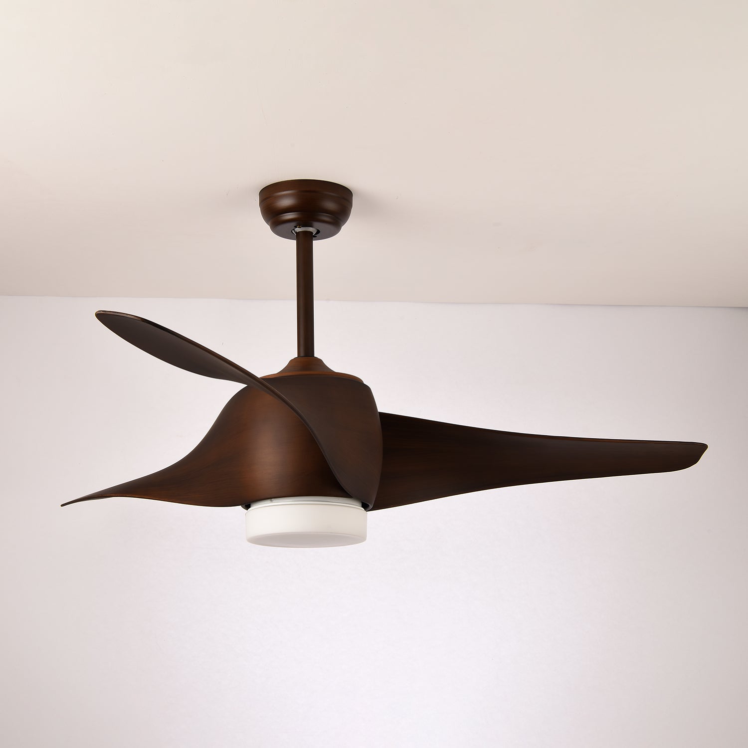 Ventilador de Techo con Luz AeroGlow con luz LED fría (6000K) encendida