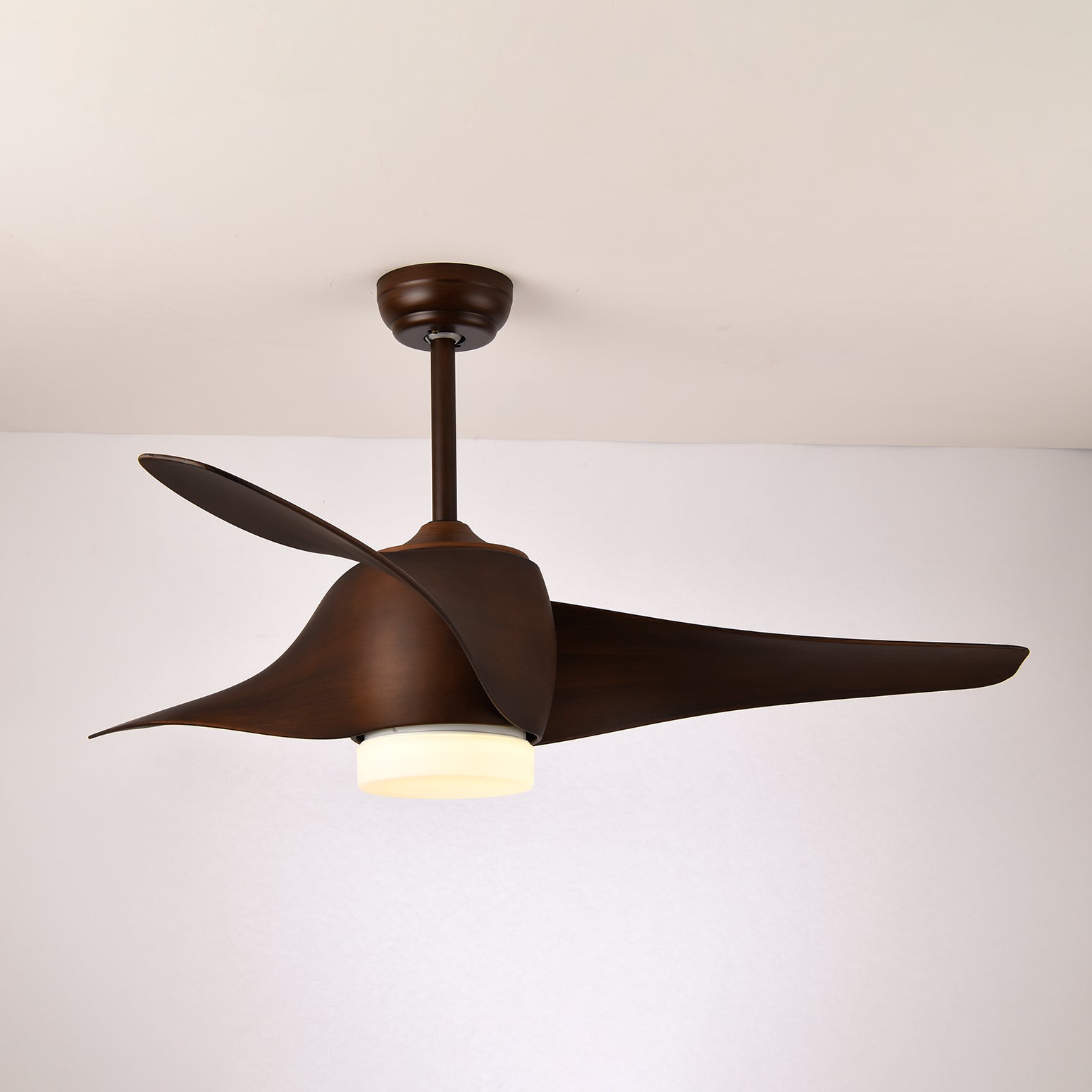 Ventilador con luz Umber desde un ángulo diferente