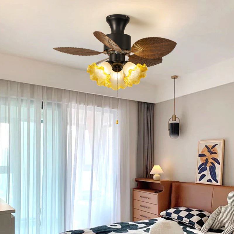Primer plano del mando a distancia de la lámpara de techo con ventilador