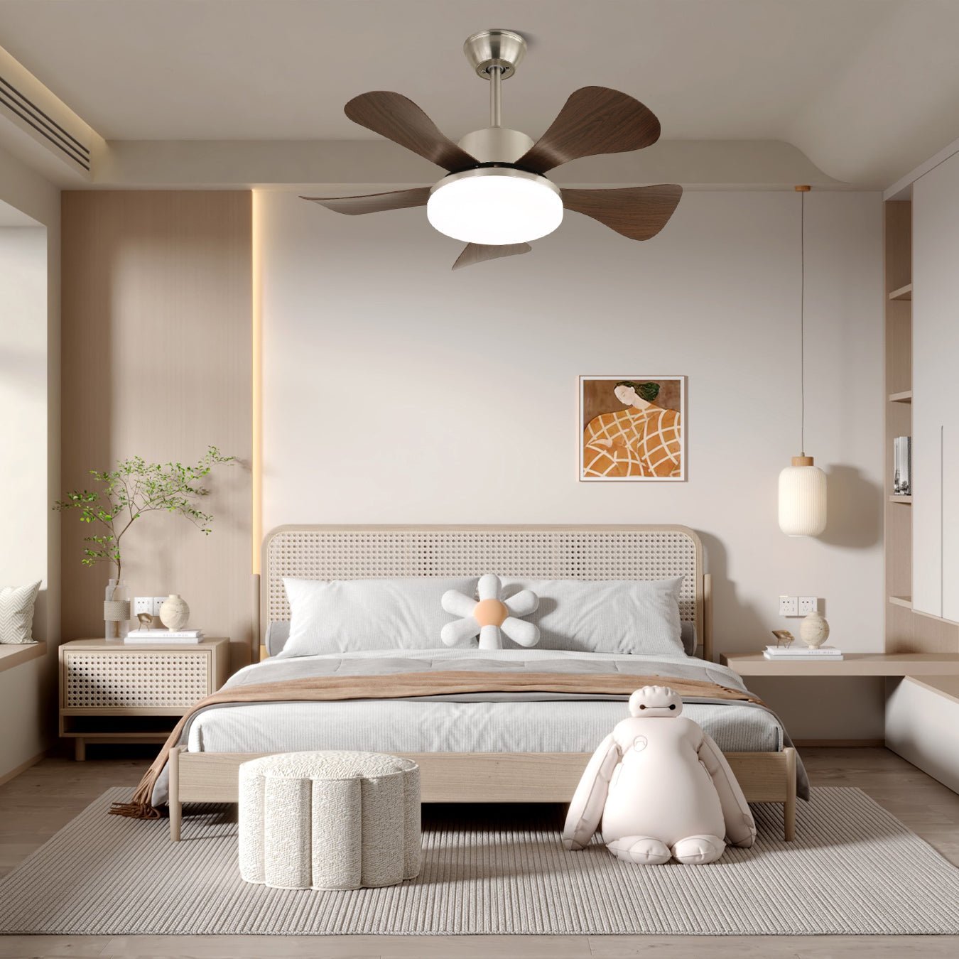 Detalle de las aspas de madera de nogal del ventilador de techo con luz