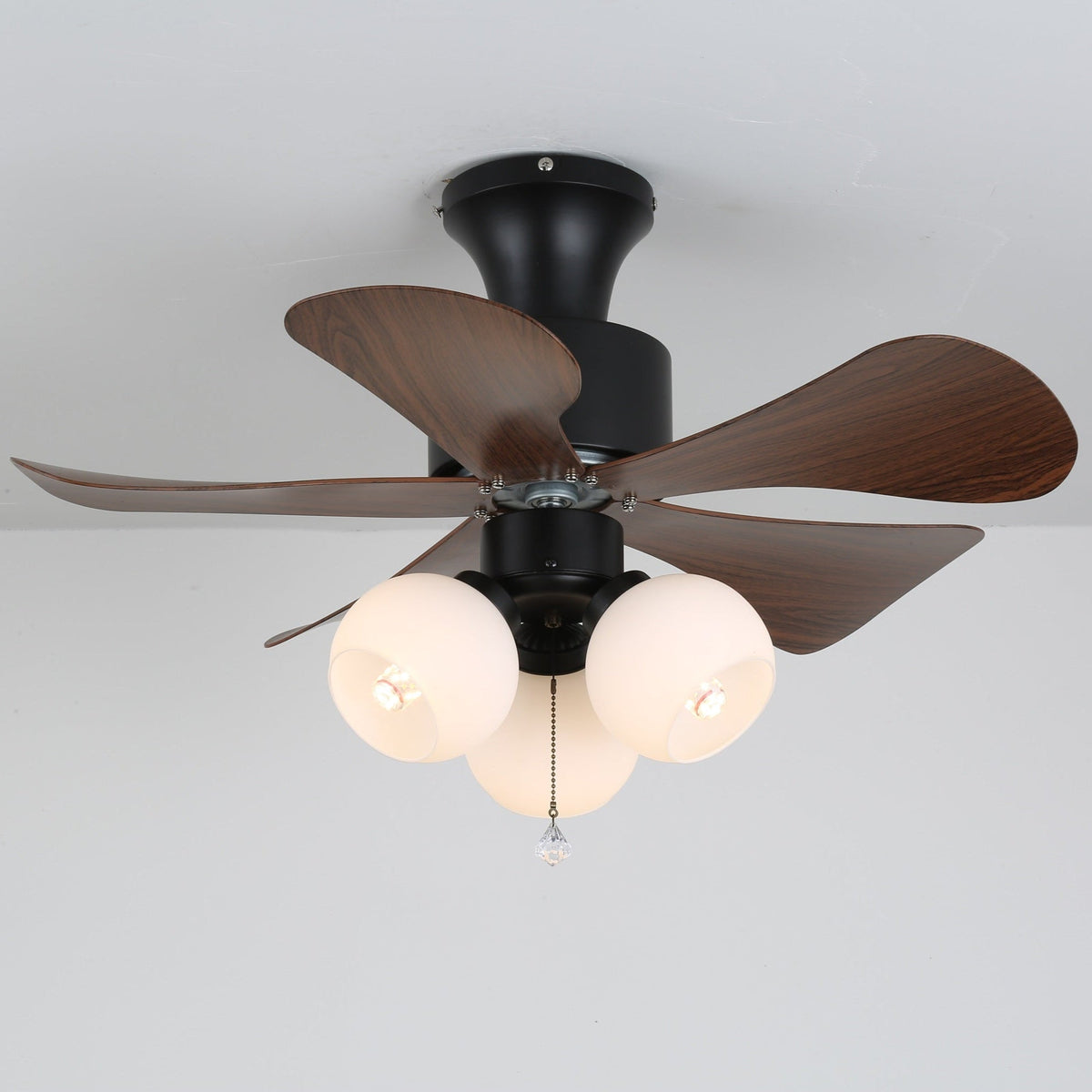Ventilador de Techo con Luz Lunara Vintage de Madera instalado en una sala de estar