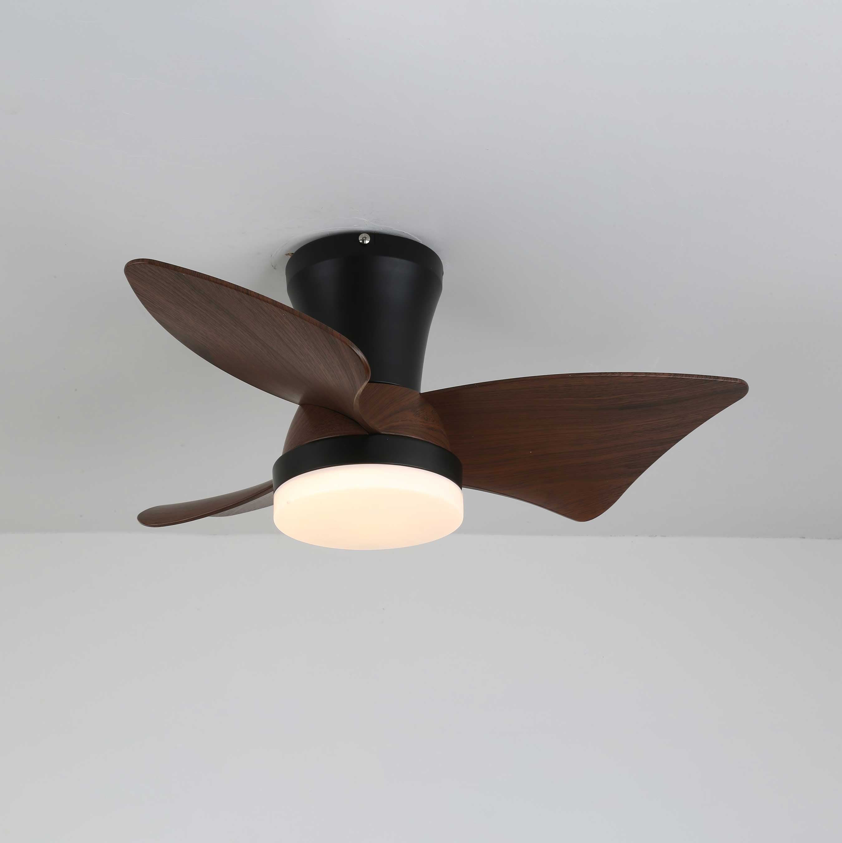 Ventilador Caspian con luz en un acabado diferente, como negro u oro.