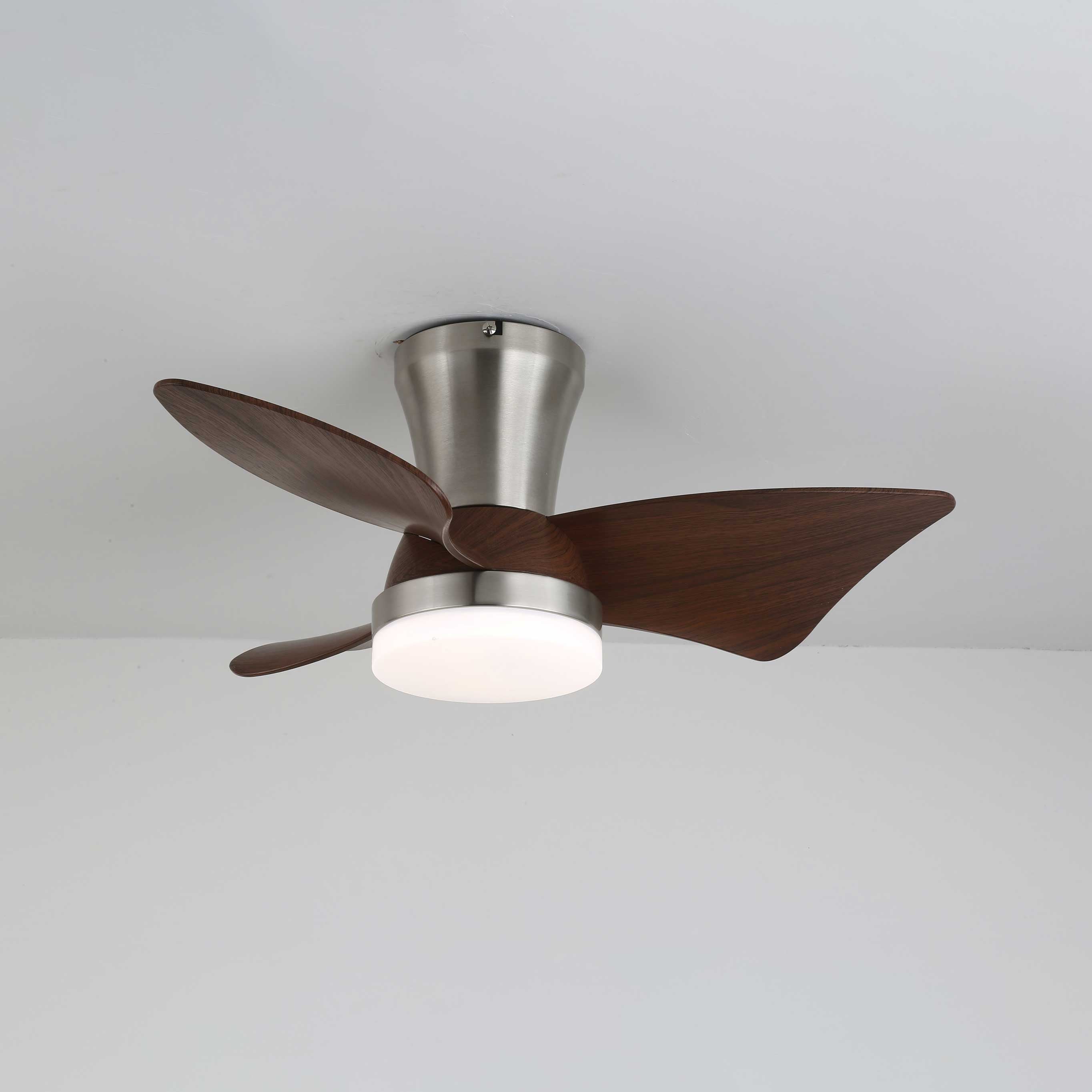 Ventilador de Techo Caspian con Luz LED integrada encendida.