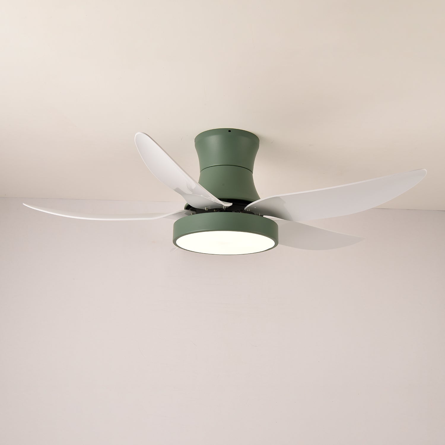 Ventilador de Techo Jada Negro con Luz visto desde abajo, mostrando las aspas