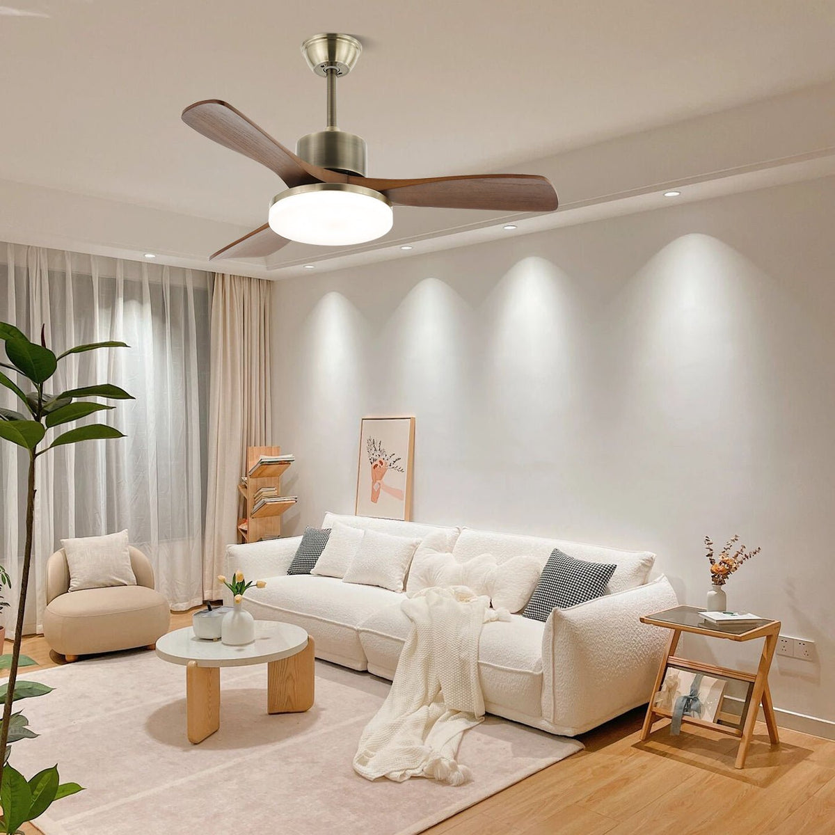 Ventilador de techo con luz en un ambiente de sala de estar moderno.