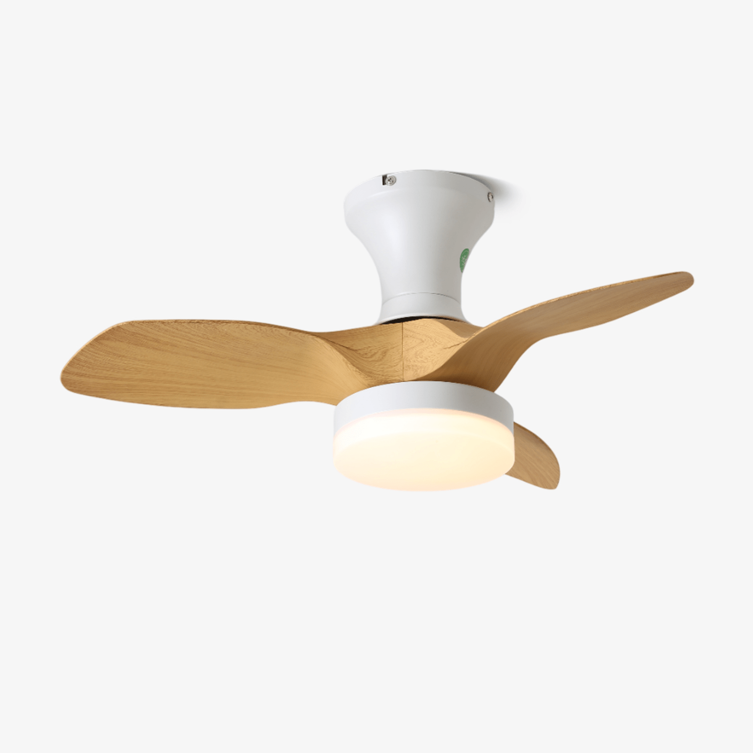 Ventilador de techo Nora Minimalista de Madera Blanca con Luz en un salón moderno.