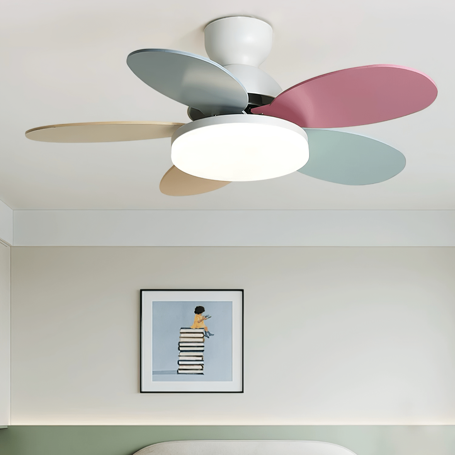 Ventilador de Techo con Luz Liora, mostrando potencia de 48W con frecuencia variable