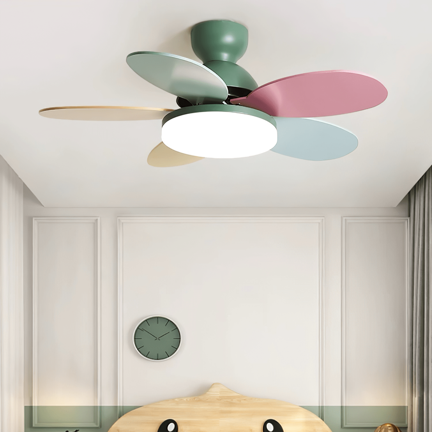Ventilador de Techo con Luz Liora para Niños, demostrando voltaje CA 110-240V