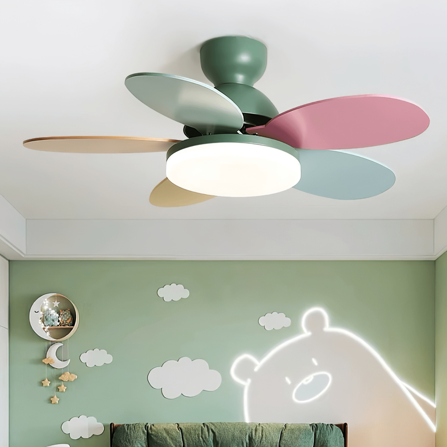 Ventilador de Techo Liora de Cristal Colorido, vista completa en una habitación moderna