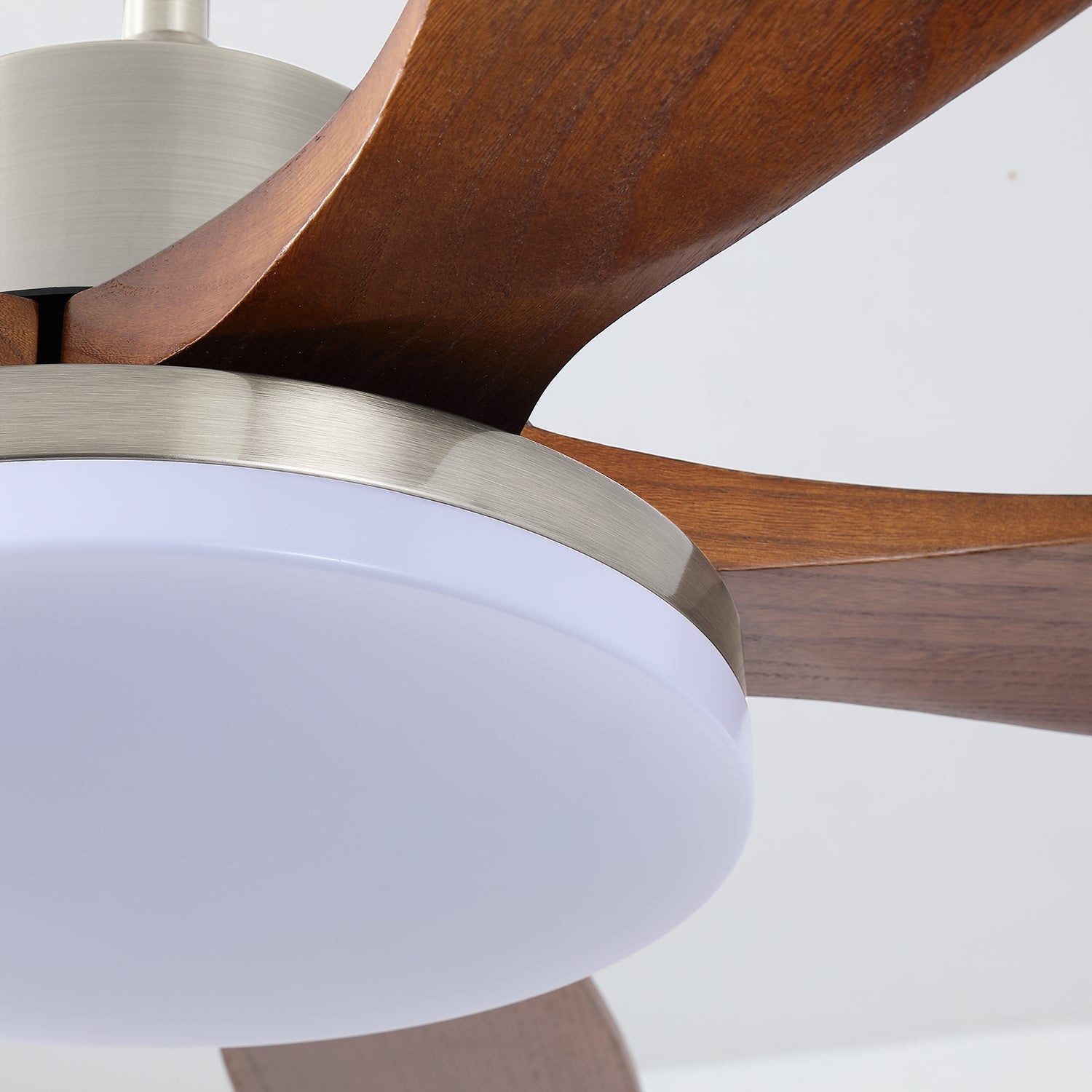 Vista en ángulo de la lámpara ventilador de techo Orvian de madera