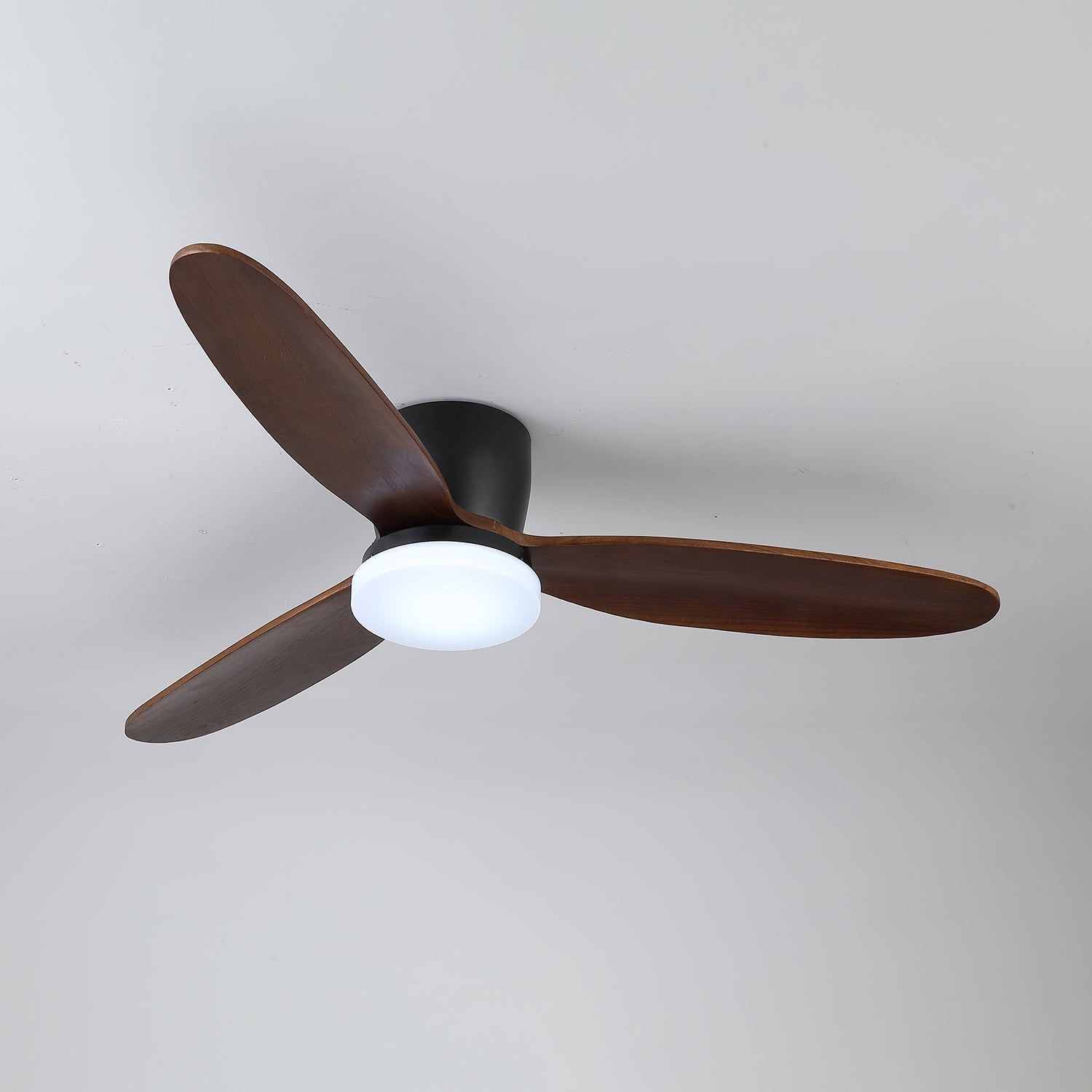 Ventilador de Techo con Luz Athyrs mostrando LED integrado