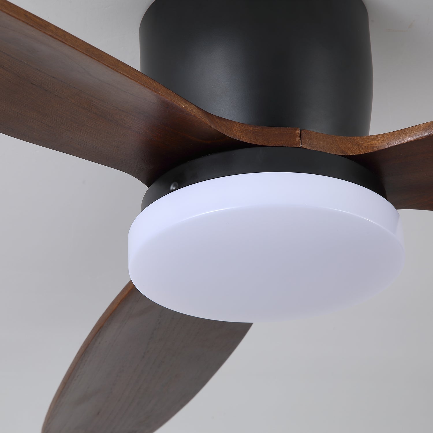Ventilador de Techo con Luz Athyrs instalado en el techo