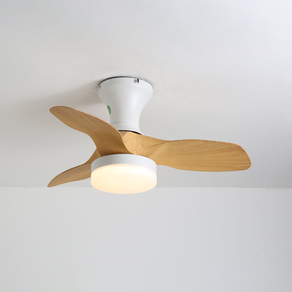 Ventilador de Techo Minimalista Nora de Madera Blanca con Luz