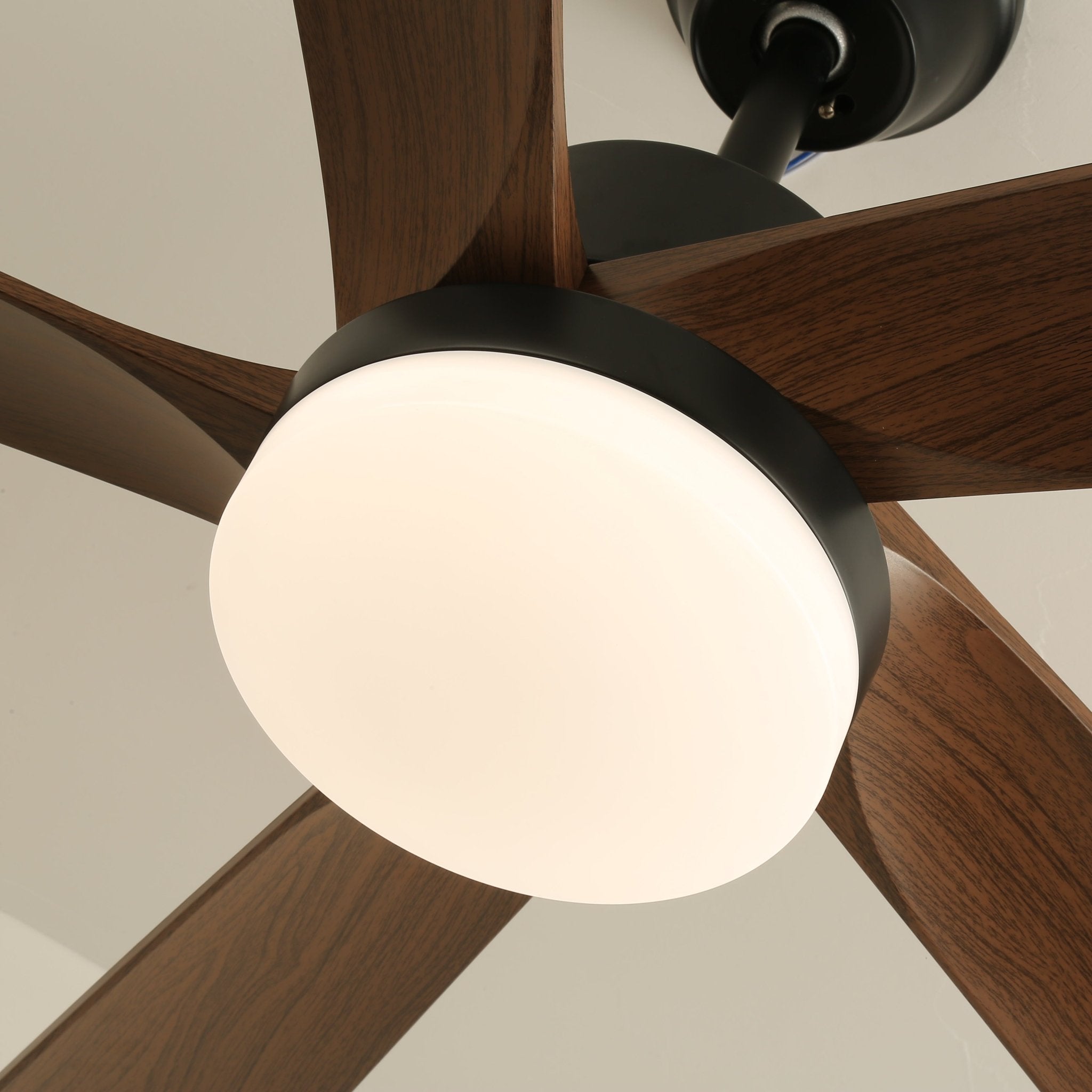 Ventilador de techo Eryndor desde abajo, mostrando el LED y el ventilador