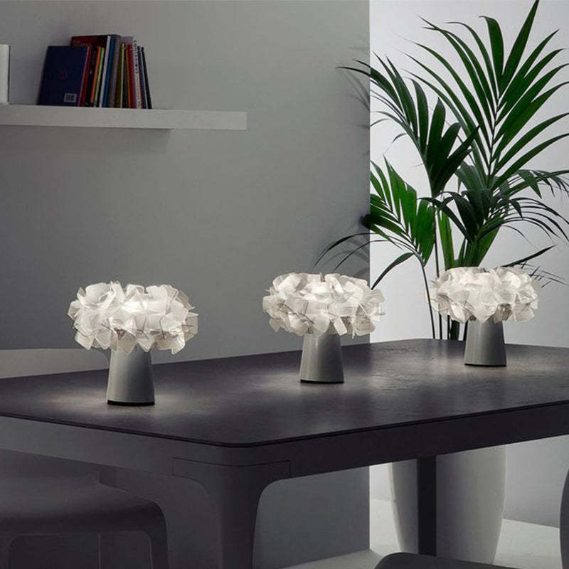 Arisha Moderna Diseño Metal Lámpara de Mesa Pétalo Blanca/Negra/Azul