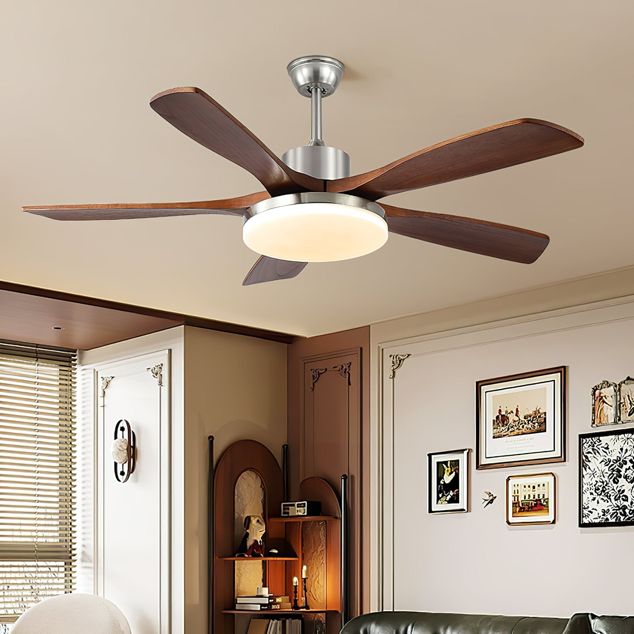 Lámpara ventilador de techo Orvian en un ambiente de salón moderno