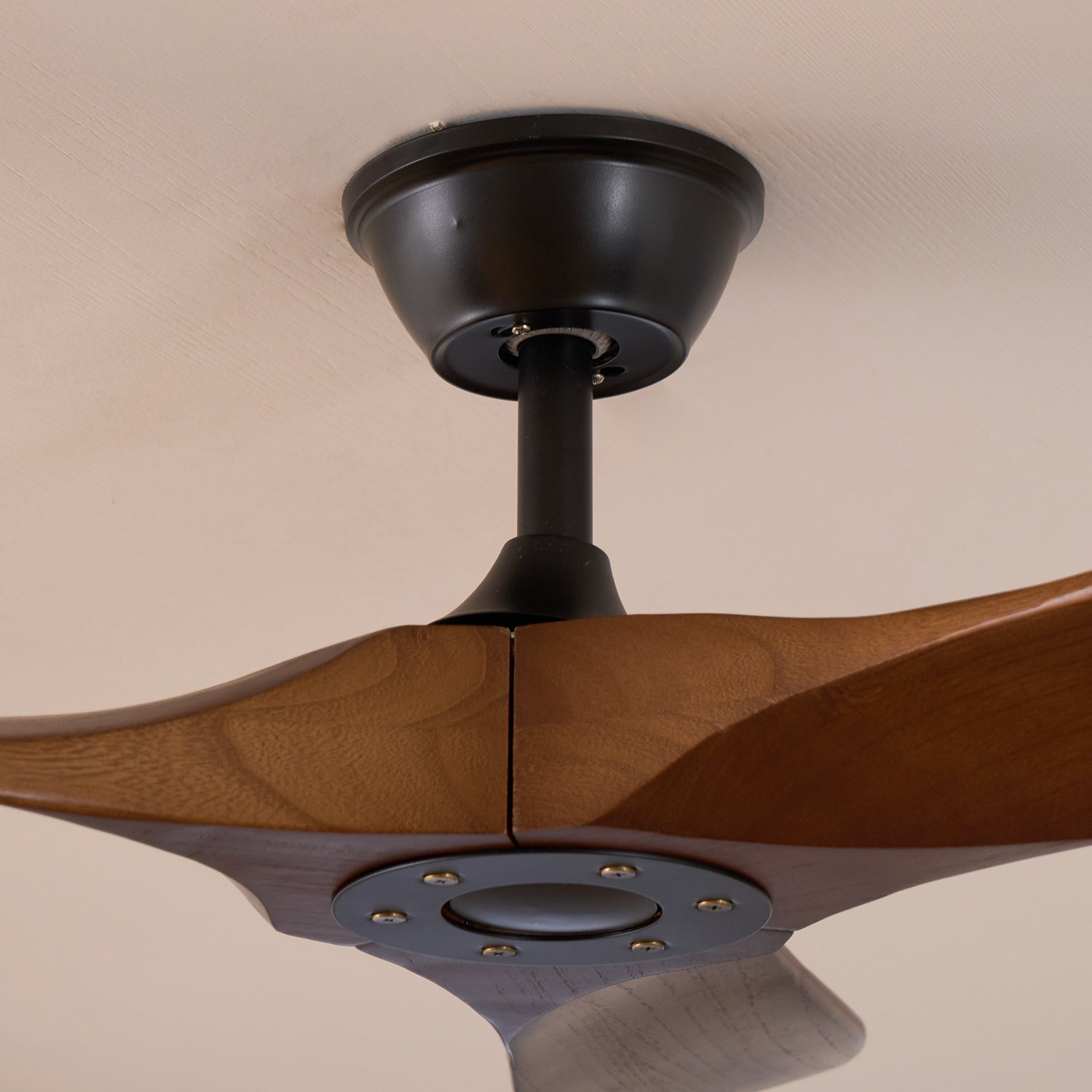 Ventilador de Techo de Madera Aviona, una pieza funcional y decorativa.