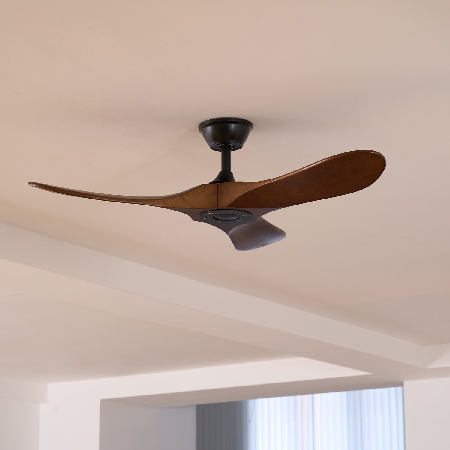 Ventilador de Techo de Madera Aviona en un ambiente de dormitorio.
