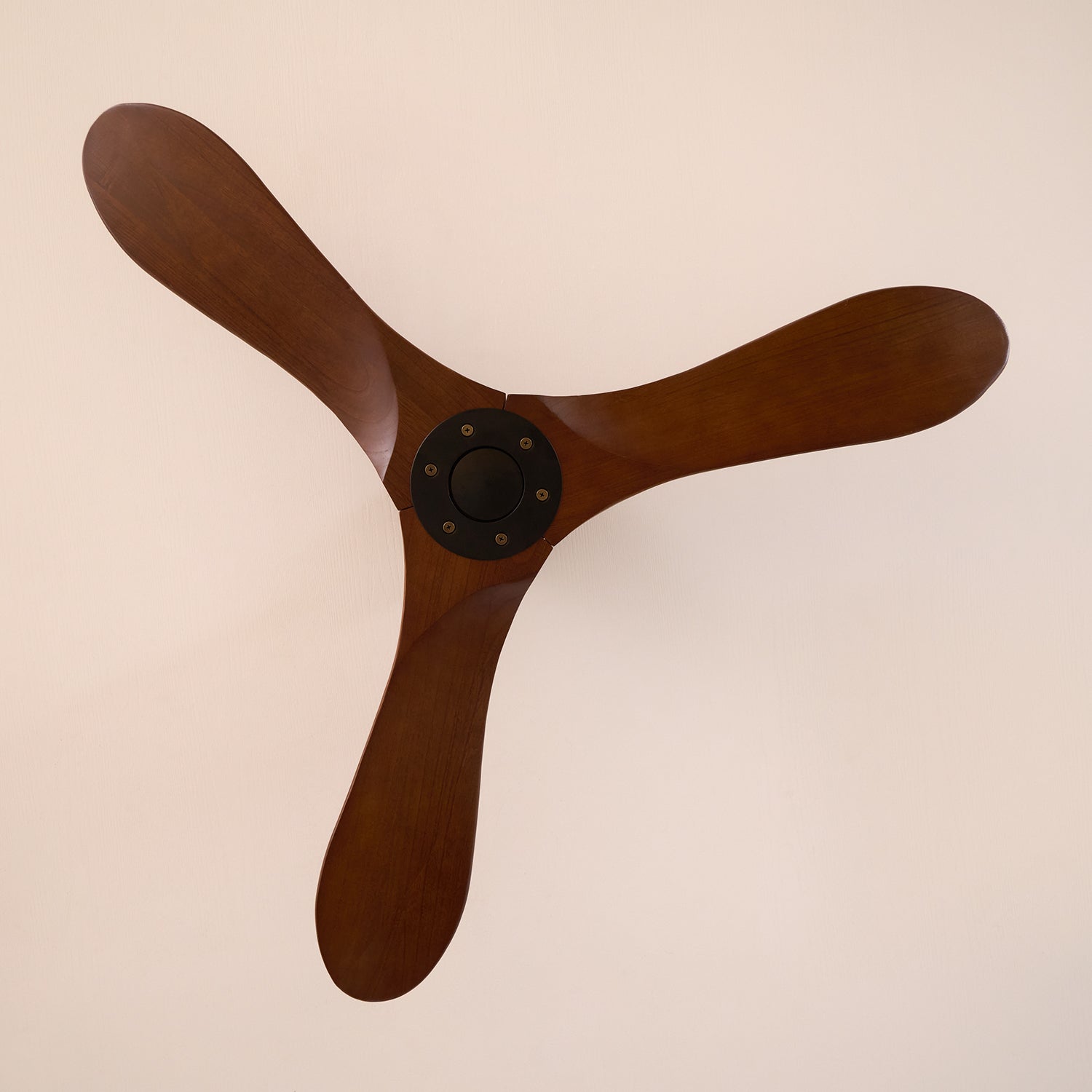 Ventilador de Techo de Madera Aviona, proporcionando confort y estilo.