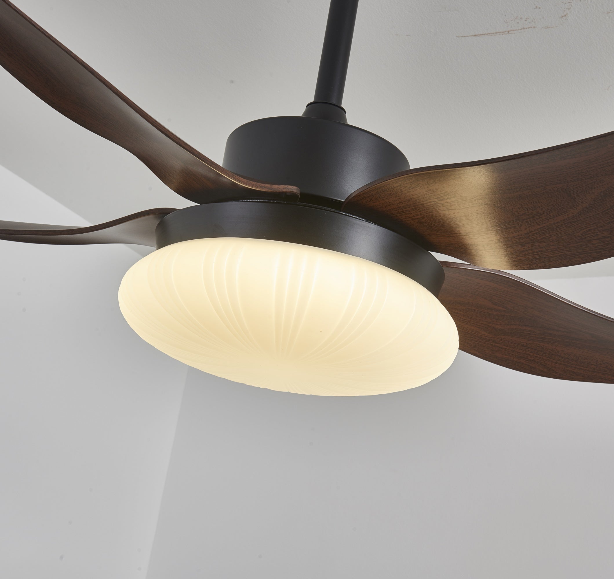Ventilador de Techo con Luz Zerith, ilustrando el control de 6 velocidades