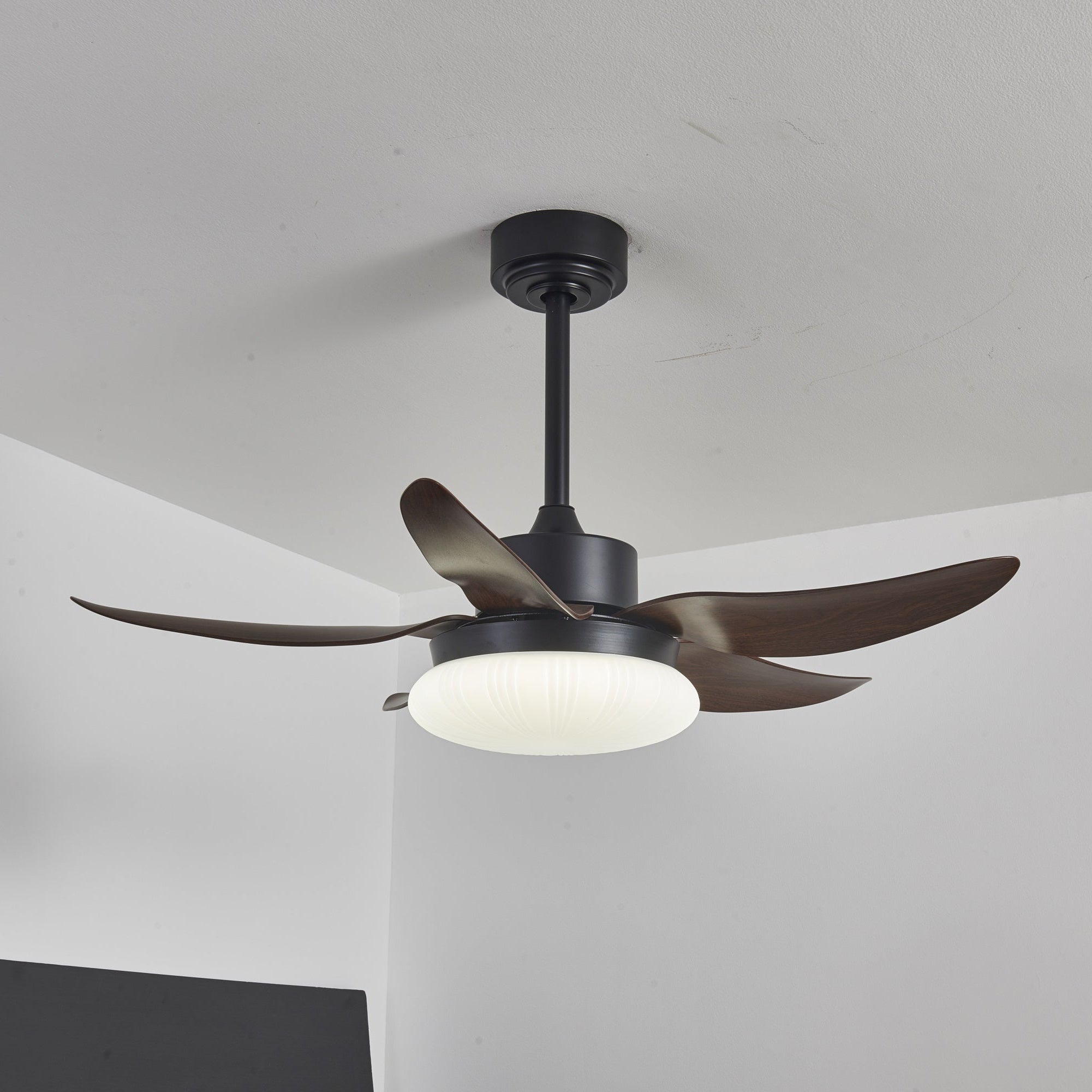 Ventilador de techo moderno con luz LED integrada, apagado