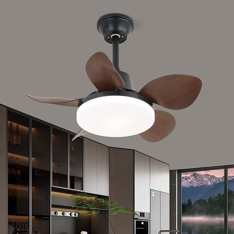 Primer plano de las aspas de madera del ventilador de techo Aurefan de madera con luz