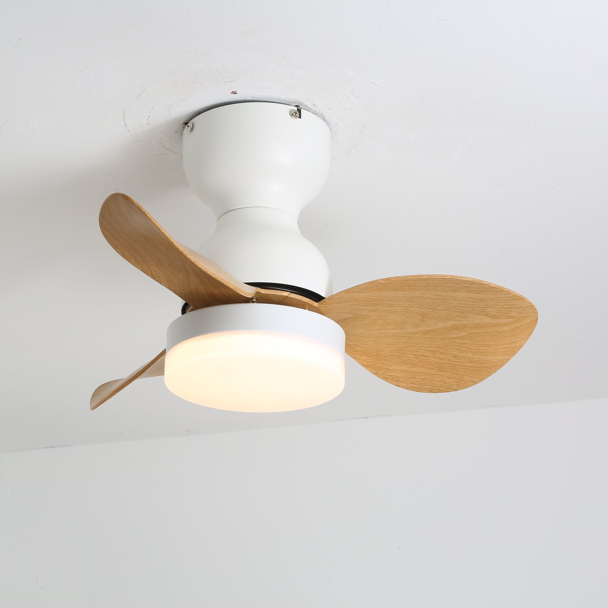Ventilador de Techo Silas con Luz desde un ángulo bajo