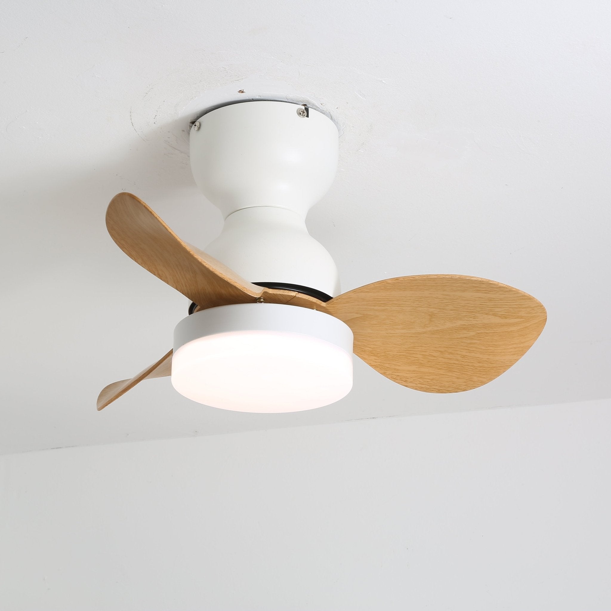 Ventilador de Techo Silas con Luz en acabado color madera