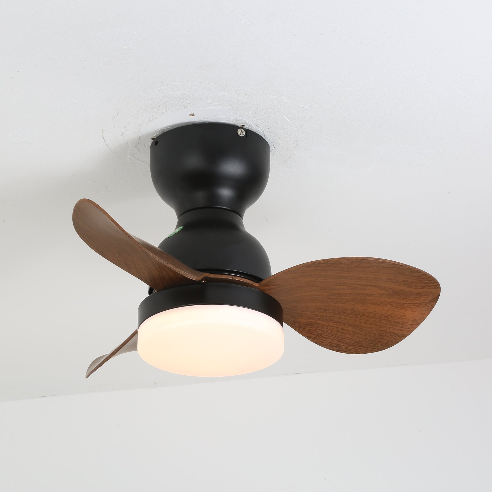 Vista de instalación del Ventilador de Techo Silas con Luz