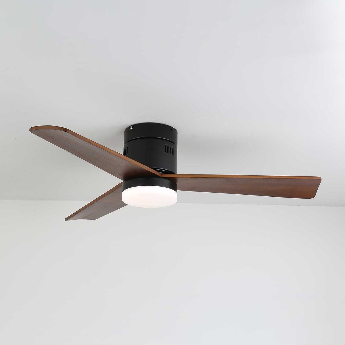 Ventilador de Techo Eris Minimalista de Madera con Luz mostrando los acabados de cuerpo disponibles