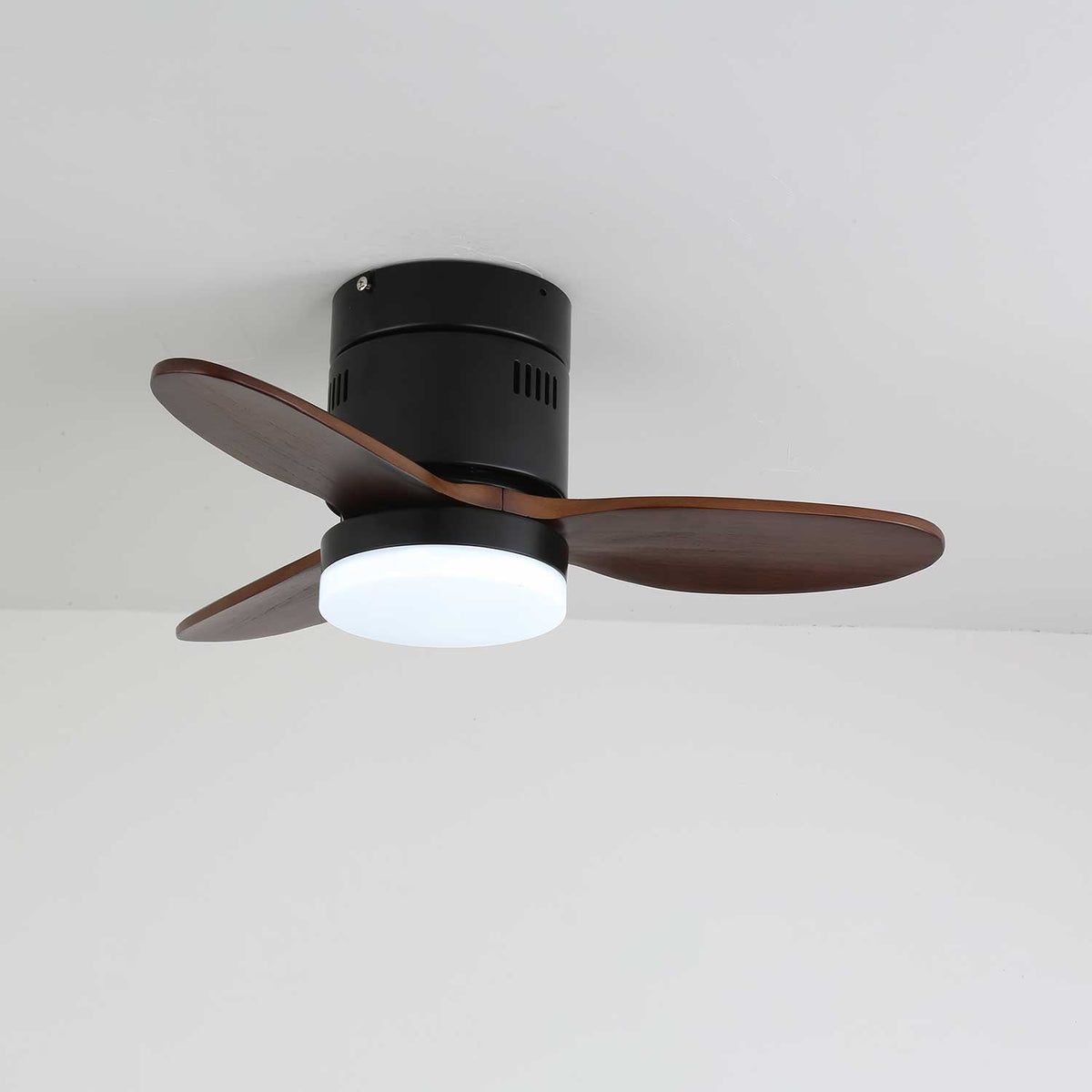 Ventilador de Techo Eris Minimalista de Madera con Luz realzando un área de comedor