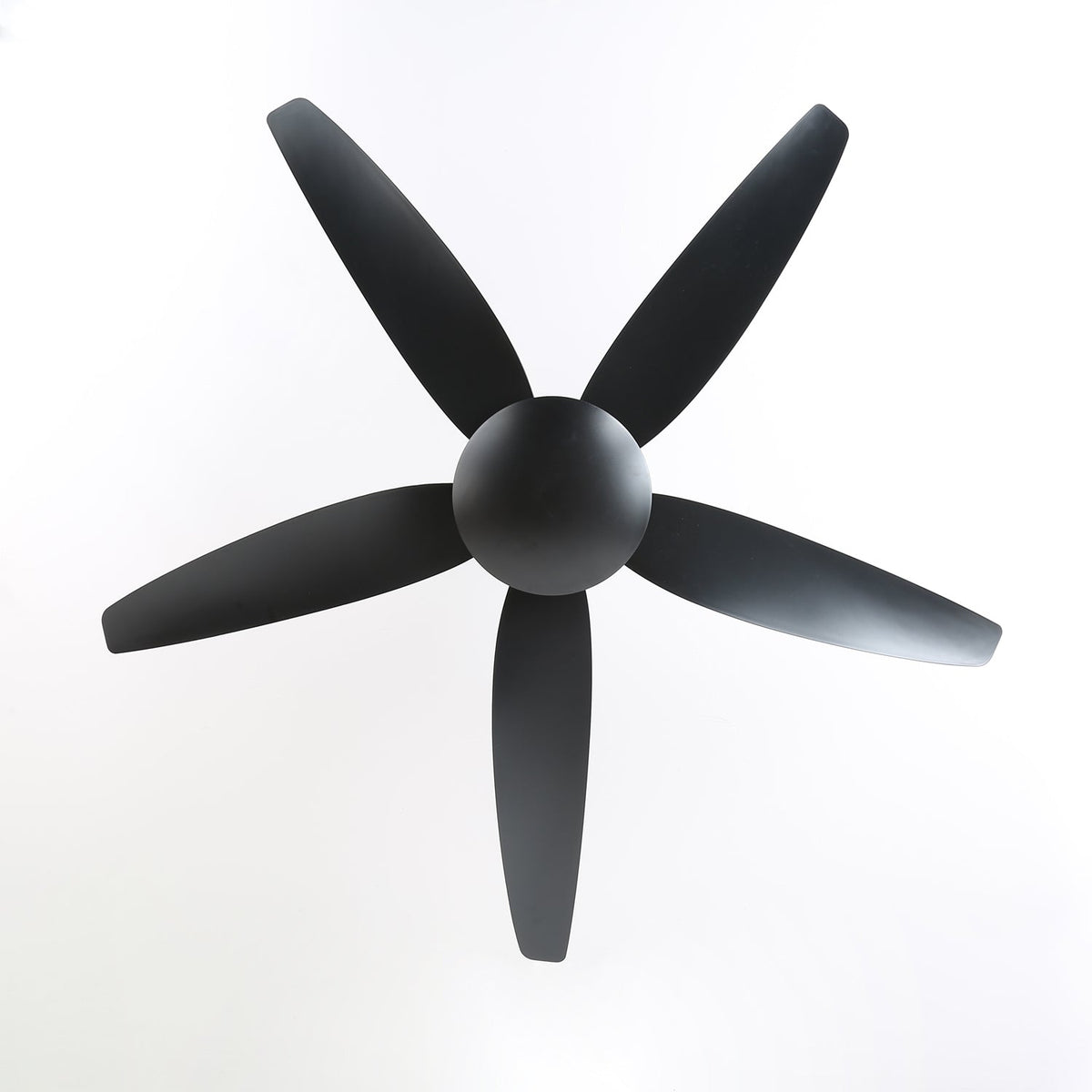 Ventilador de Techo Onyxa con Luz montado en el techo, toma de ambiente