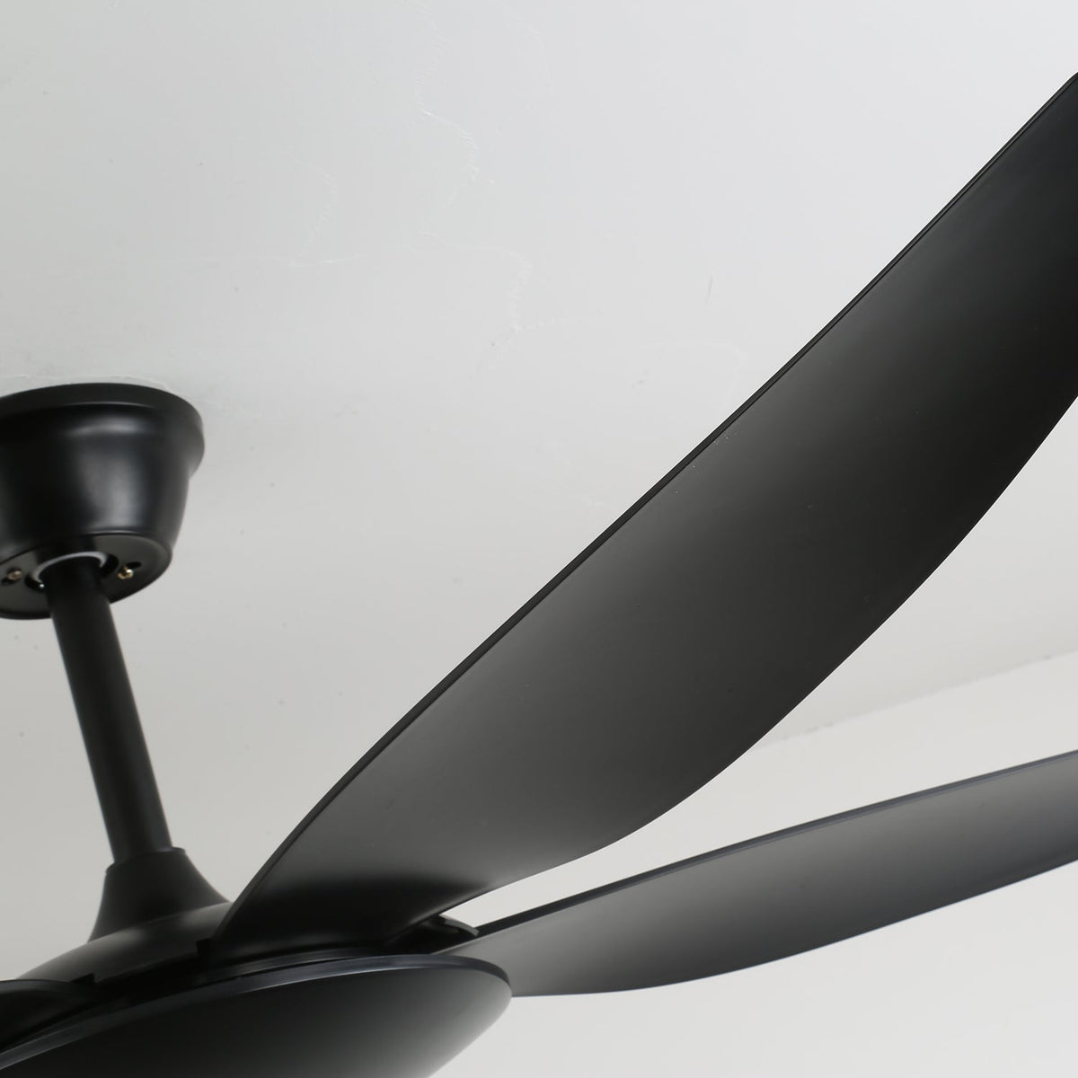 Vista lateral del Ventilador de Techo Minimalista Onyxa Negro con Luz